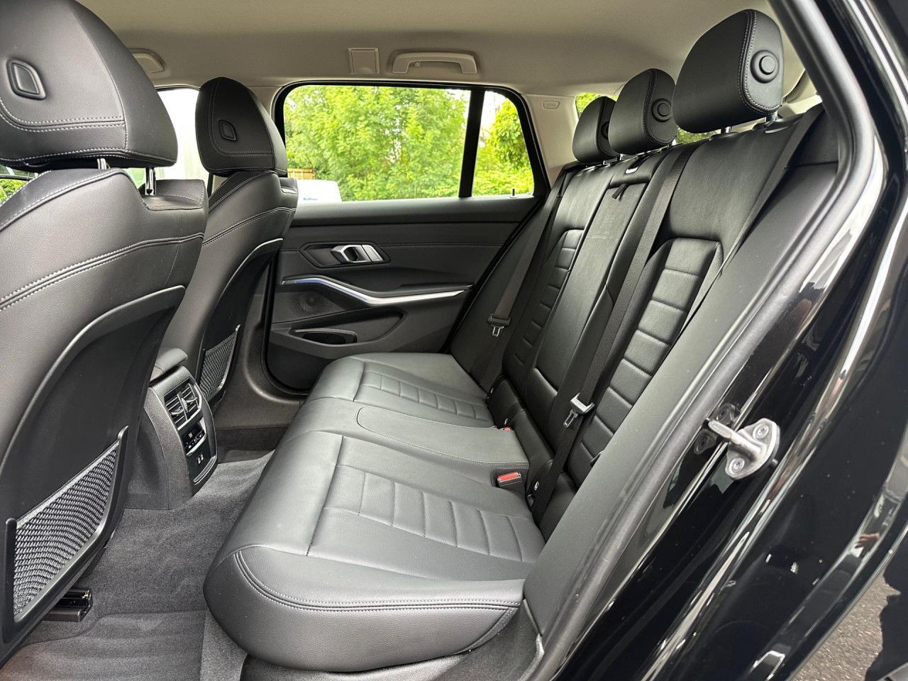 BMW 320d T. Sport - Samsaru's Car Outlet