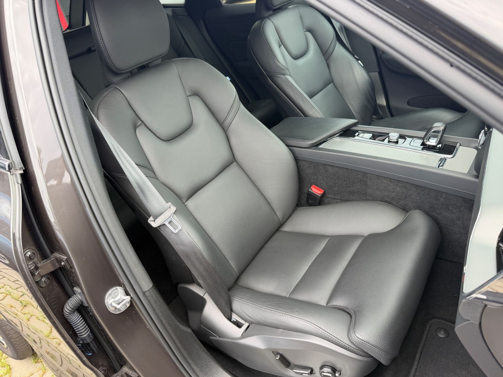 Volvo XC60 T8 Ultimate Dark Recharge HEICO V-Max offen