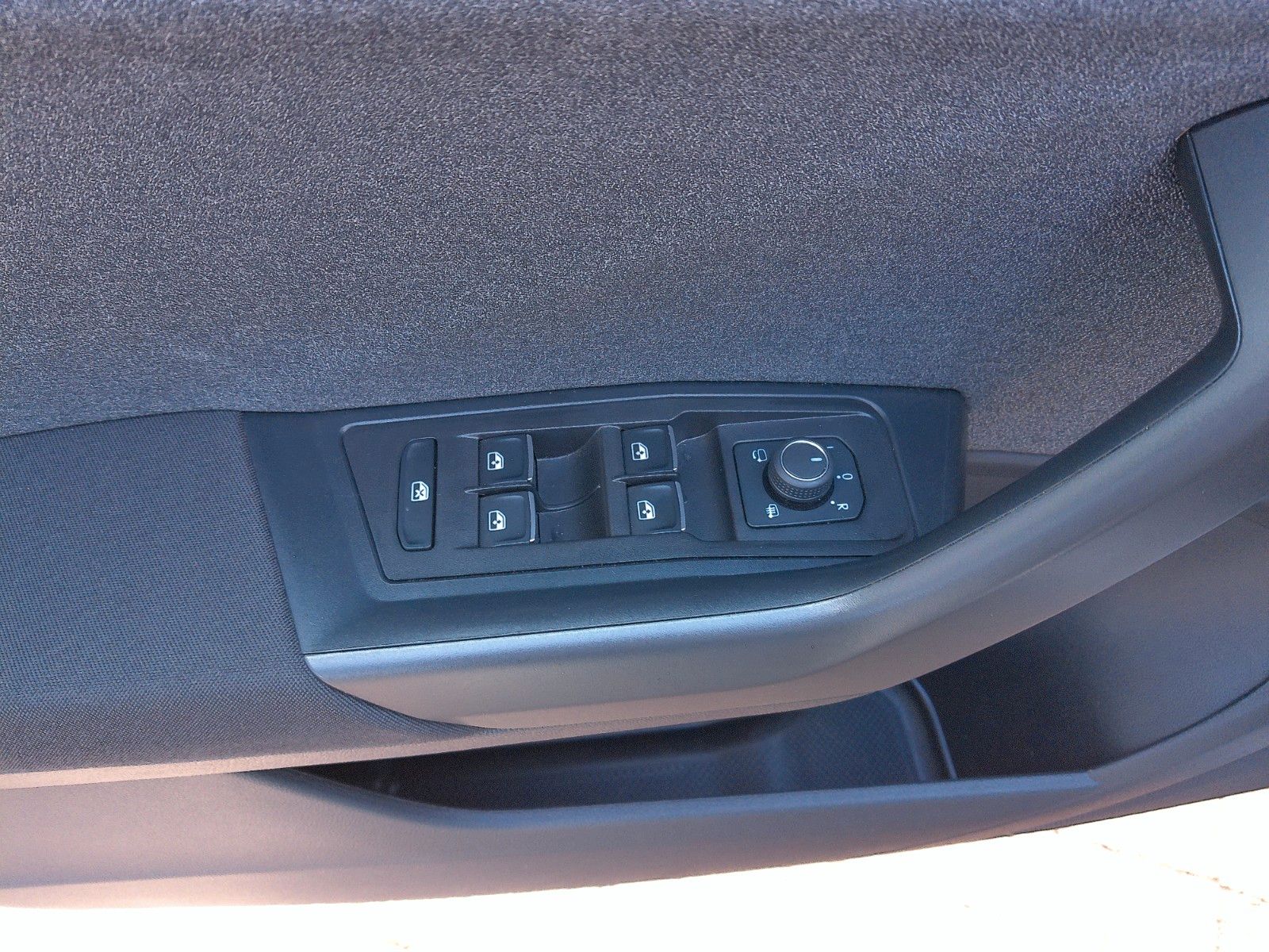 Volkswagen T-Roc 1.5 TSI DSG Move - Samsaru's Car Outlet
