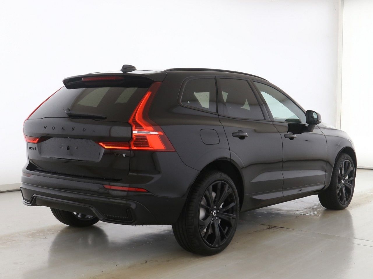 Volvo XC60 Plus Black Edition Plug-In Hybrid - Samsaru's Car Outlet