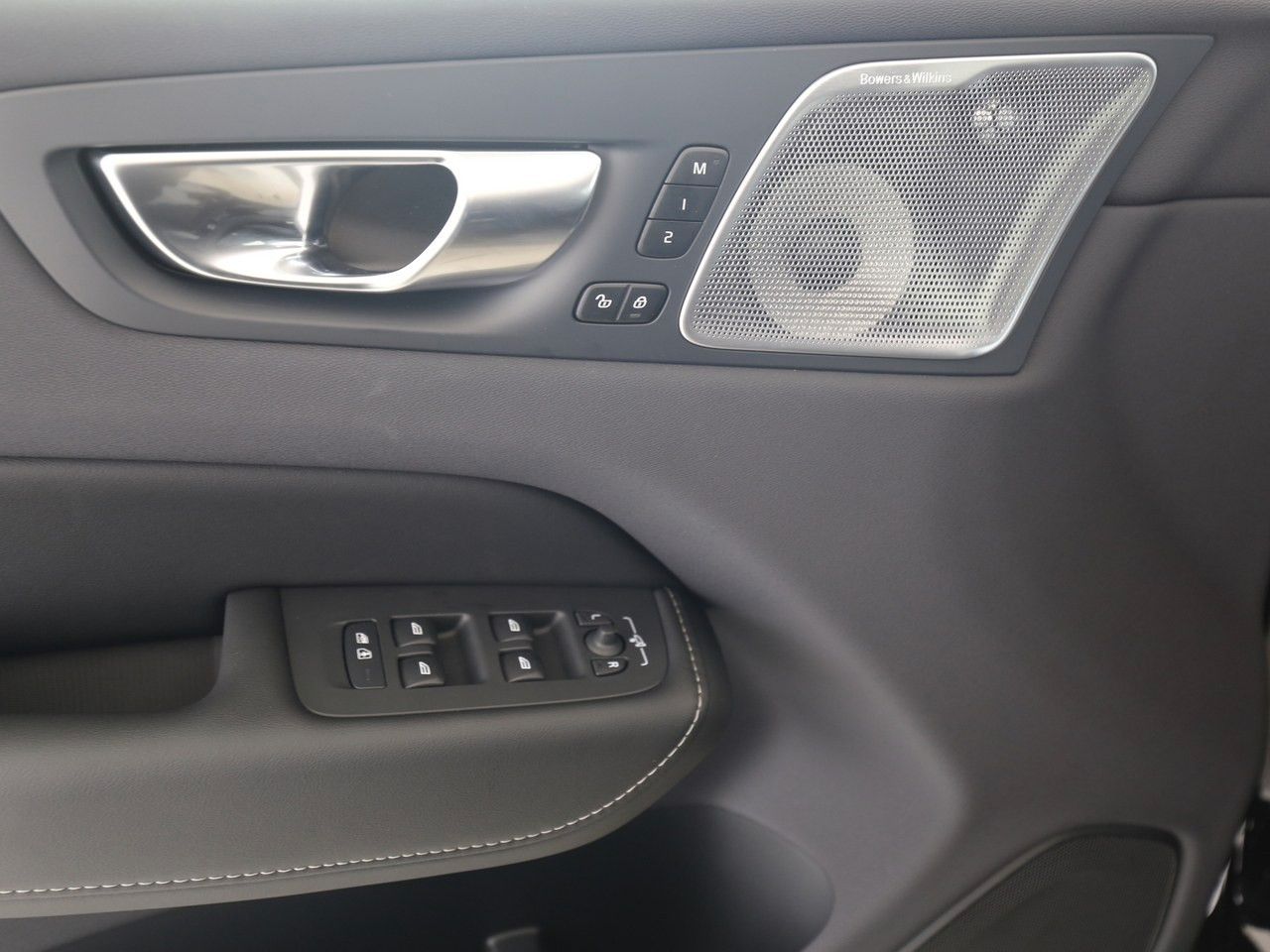 Volvo XC60 Plus Black Edition Plug-In Hybrid - Samsaru's Car Outlet