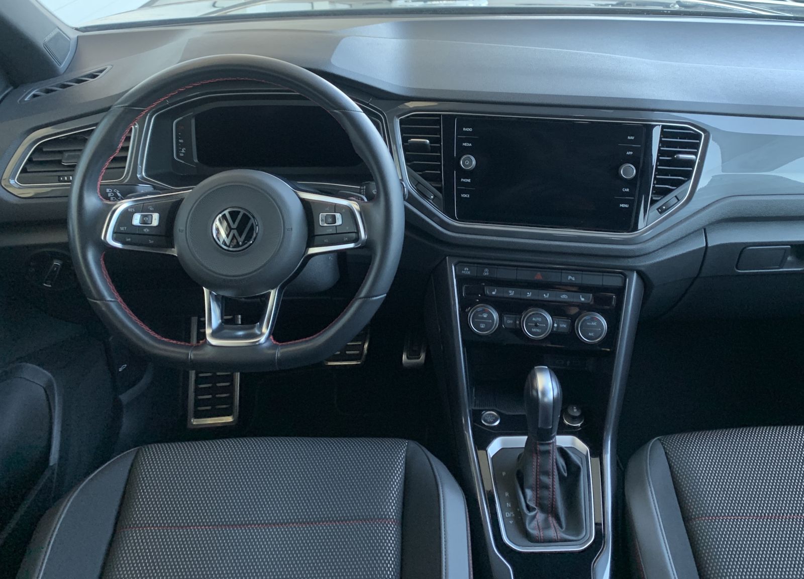 Volkswagen T-Roc 1.5 TSI Sport - Samsaru's Car Outlet