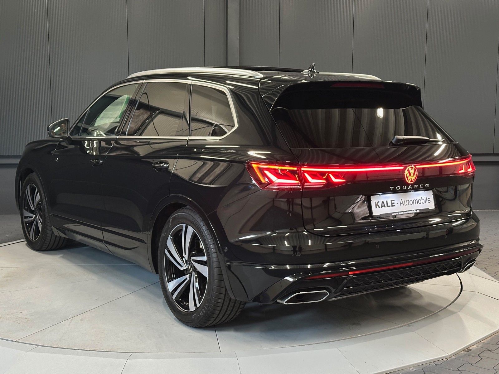 Volkswagen Touareg R-Line 4M - Samsaru's Car Outlet