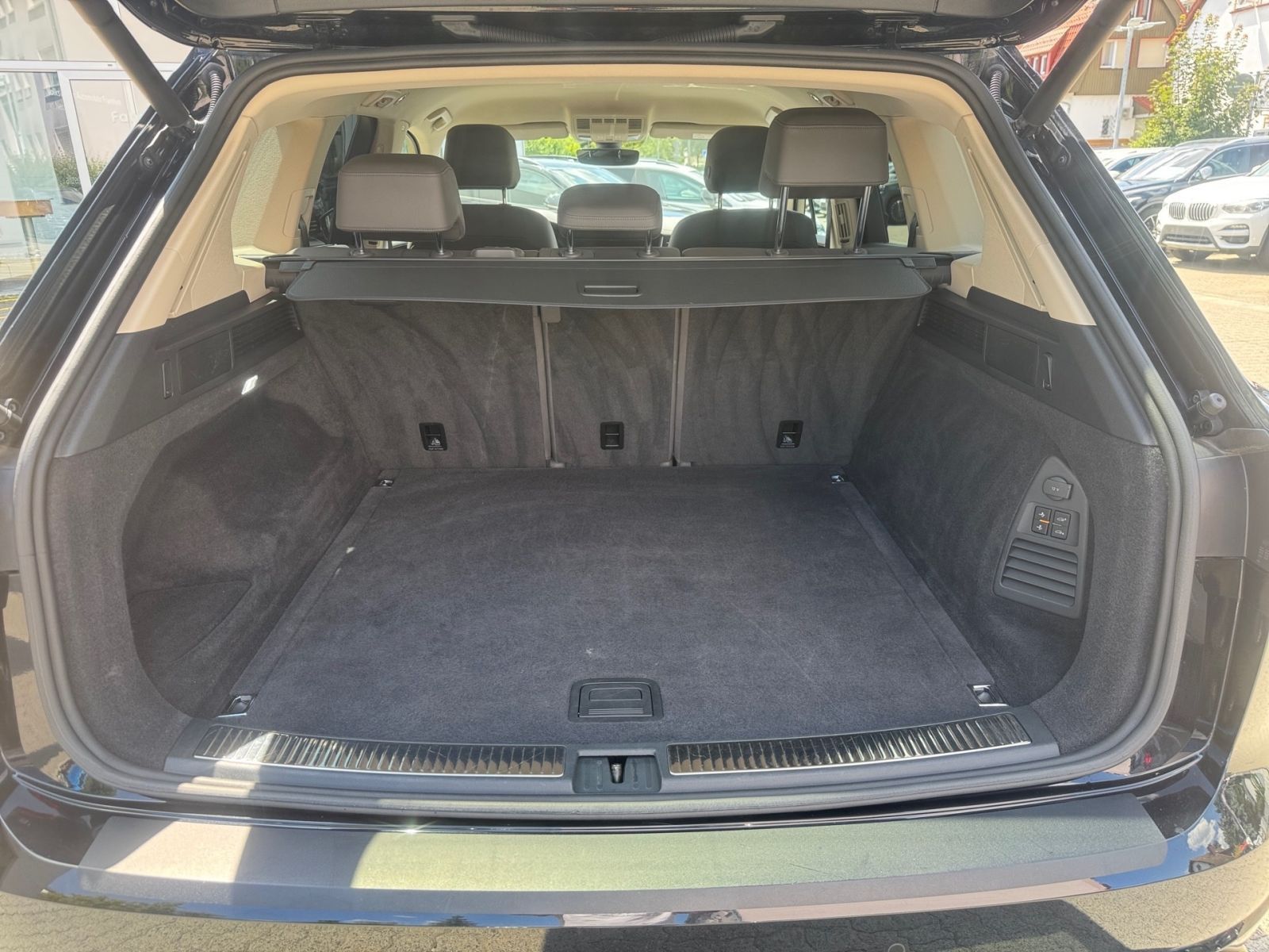 Volkswagen Touareg 3.0 TDI R-Line - Samsaru's Car Outlet