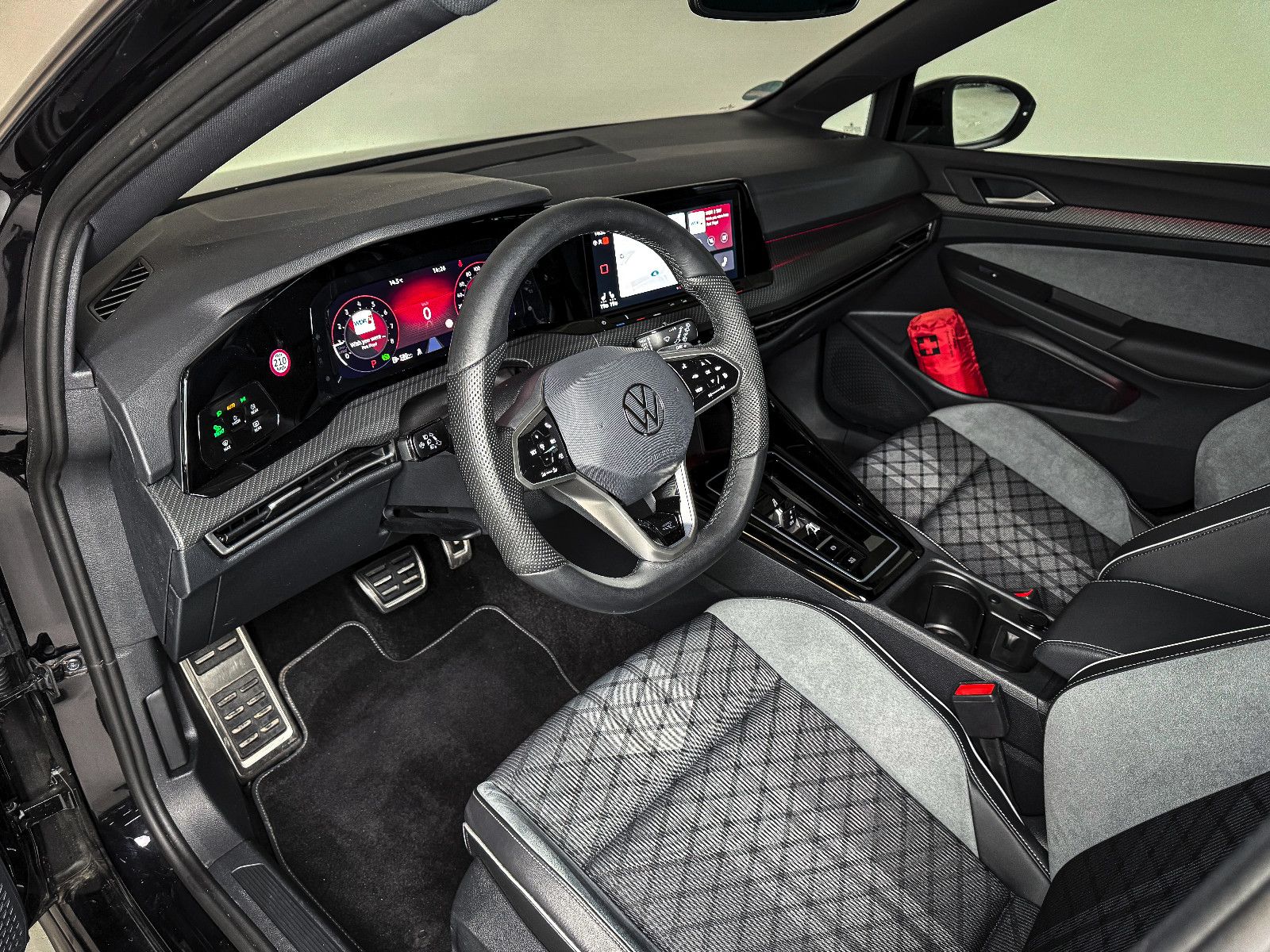 Volkswagen Golf R-Line Black - Samsaru's Car Outlet