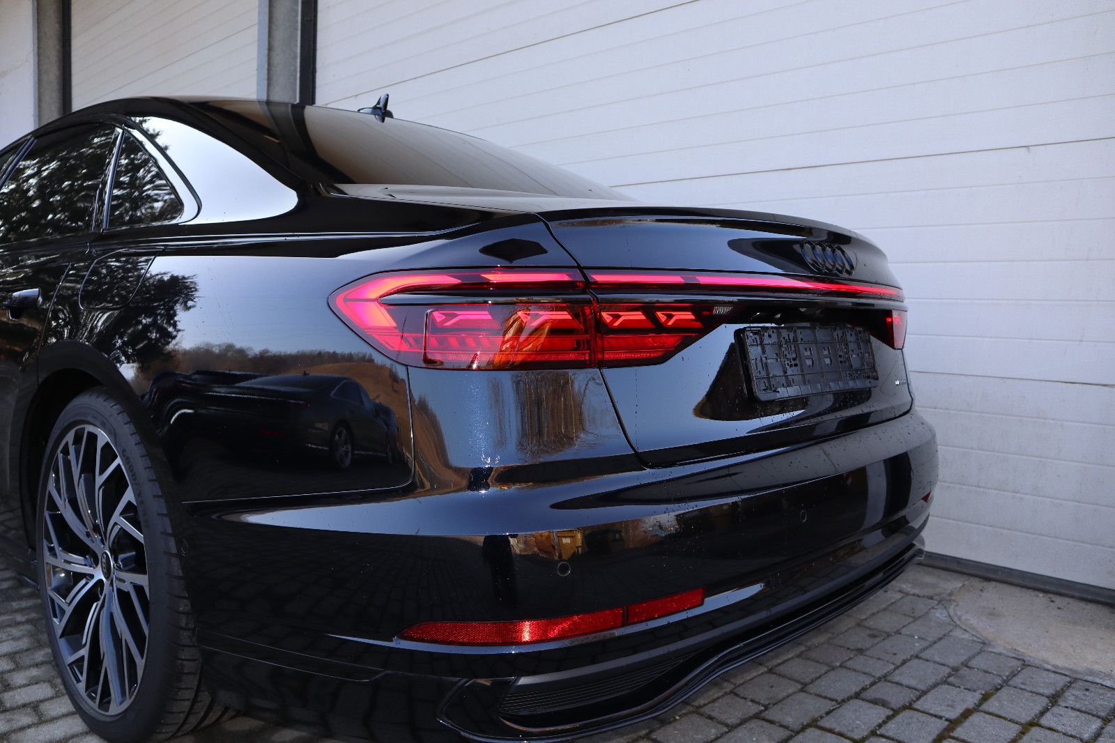 Audi A8L 60 TFSIe lang exclusive M.25/BLACK-P./S-LINE" → "Audi A8L 60 TFSIe lang exclusive S-LINE - Samsaru's Car Outlet