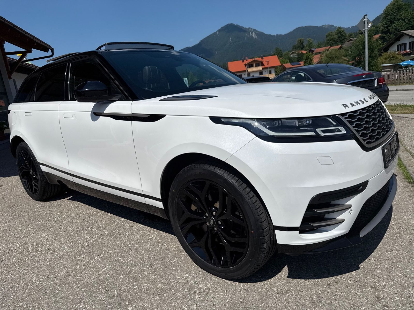 Range Rover Velar D300 Auric Edition - Samsaru's Car Outlet