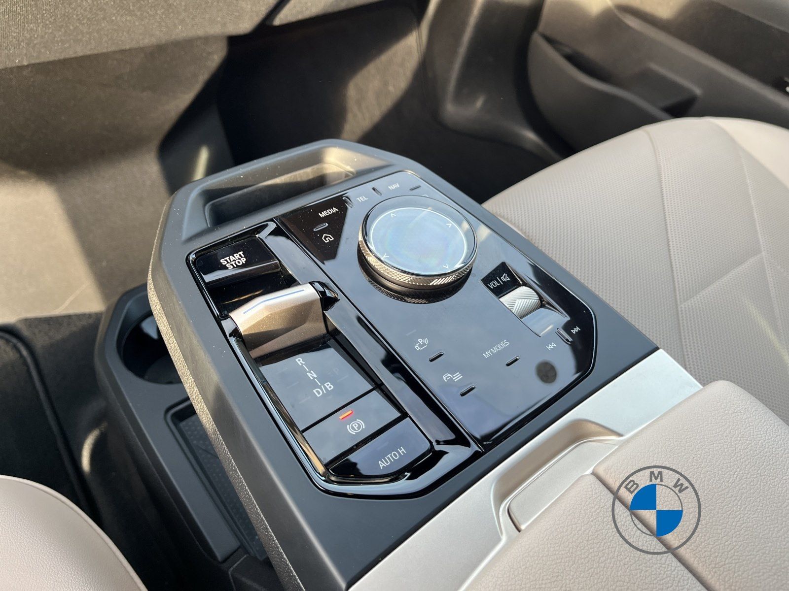 BMW iX xDrive40 Sport 22" AHK Massage Memory H&K