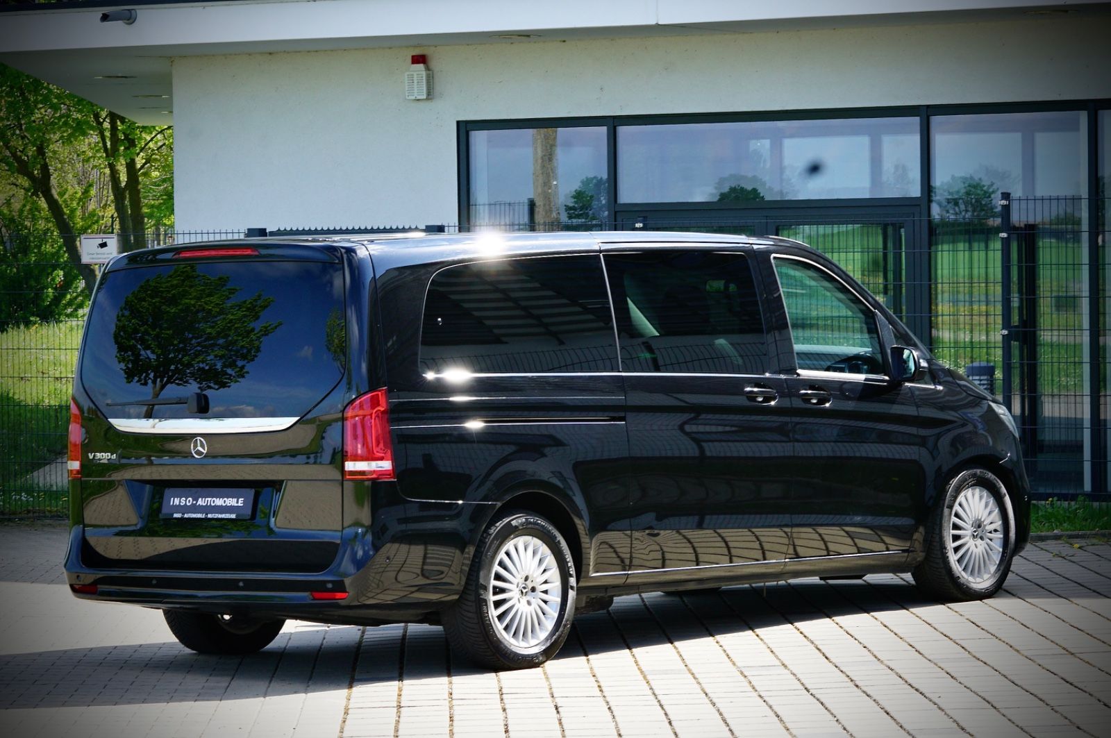 Mercedes-Benz V 300 EDITION - Samsaru's Car Outlet