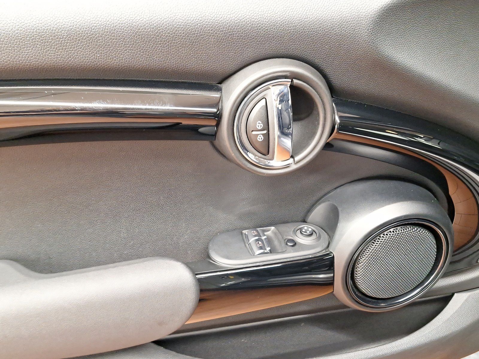 MINI Cooper SE - Samsaru's Car Outlet