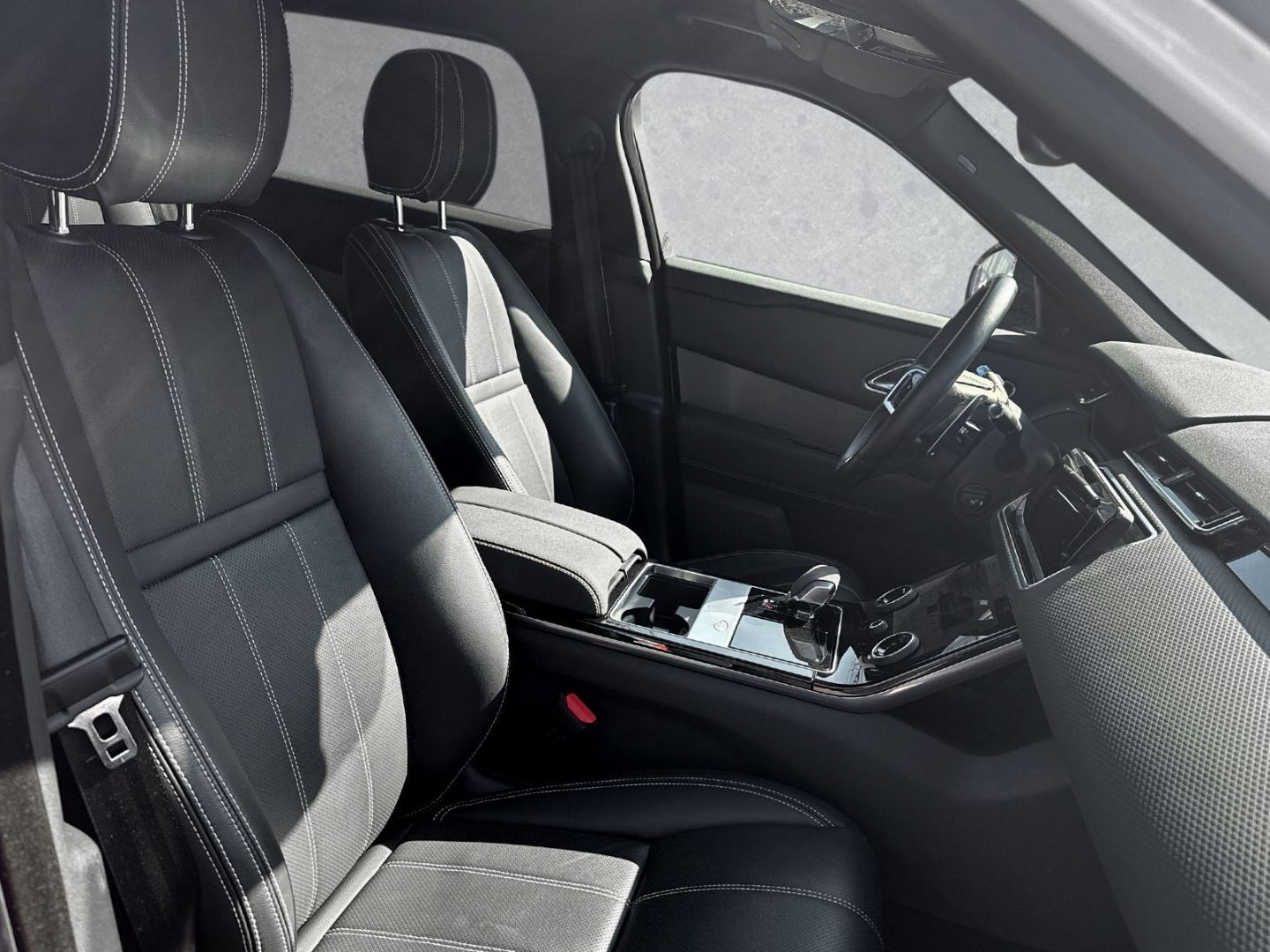 Range Rover Velar P400e Winter-Black - Samsaru's Car Outlet