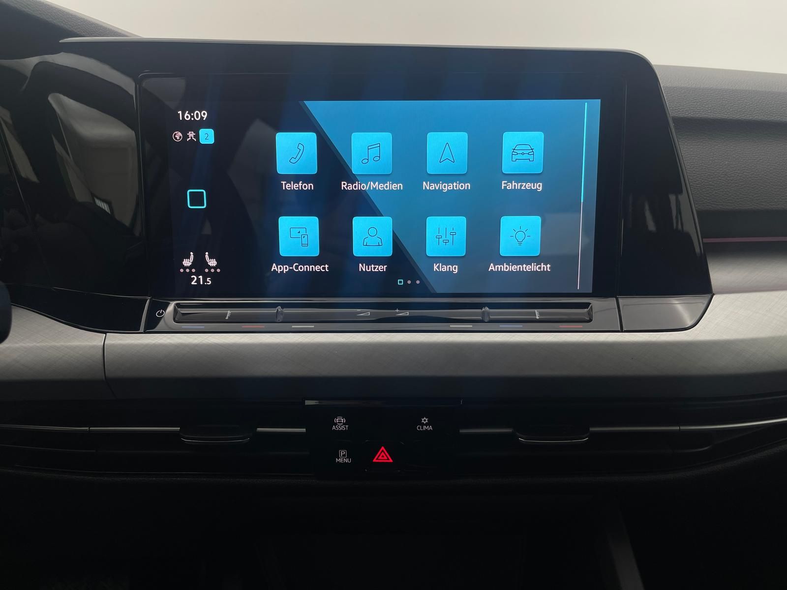 Volkswagen Golf 1.0 eTSI Life - Samsaru's Car Outlet