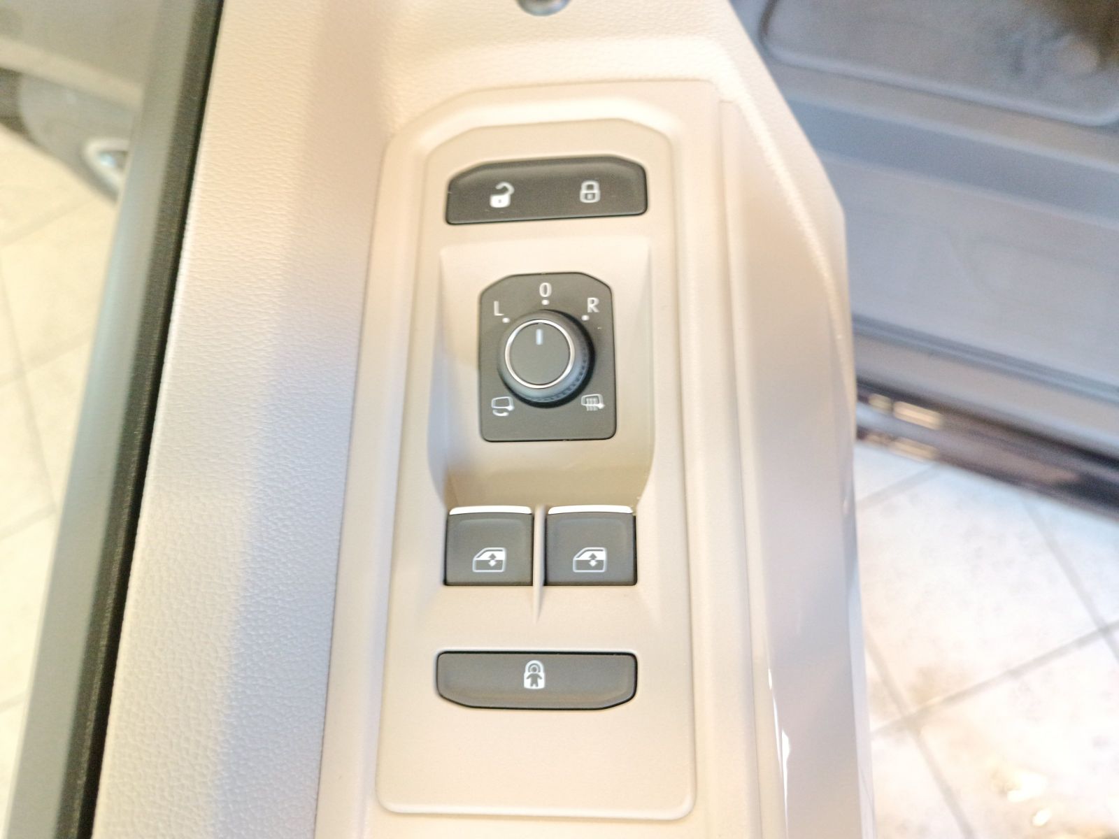 Volkswagen T7 Multivan 1.5 eHybrid Style lang DSG AHK*Leder