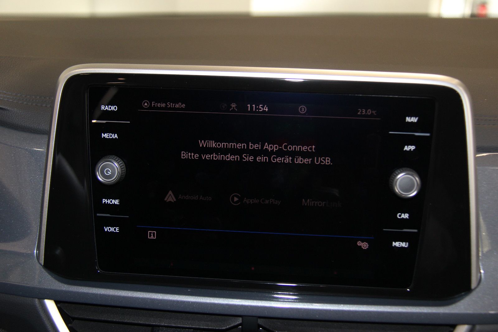 Volkswagen T-Roc Style 1.5 TSI DSG - Samsaru's Car Outlet