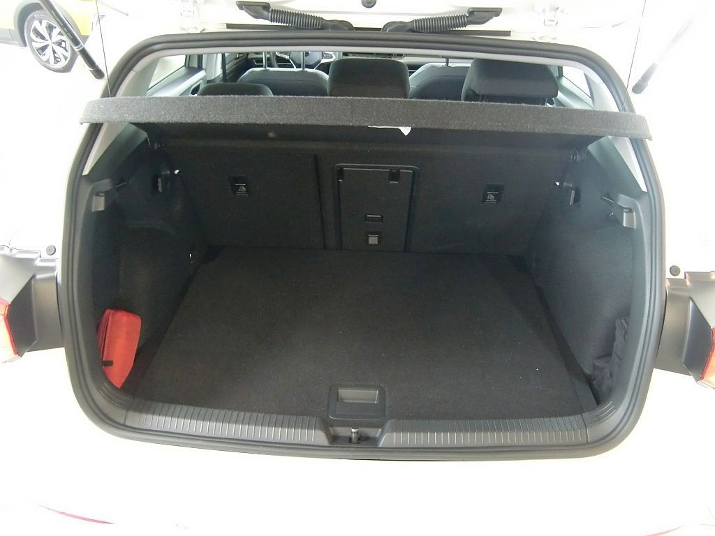 Volkswagen Golf VIII 1.5TSI Active - Samsaru's Car Outlet