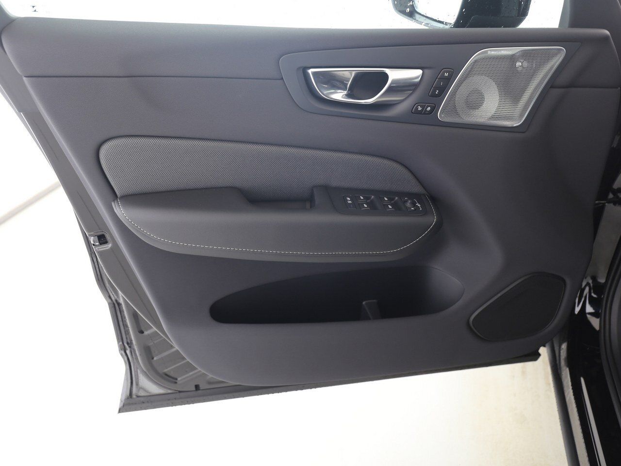 Volvo XC60 T6 Plus Black Edition LUFT|AHK|B&W|PANO|LED