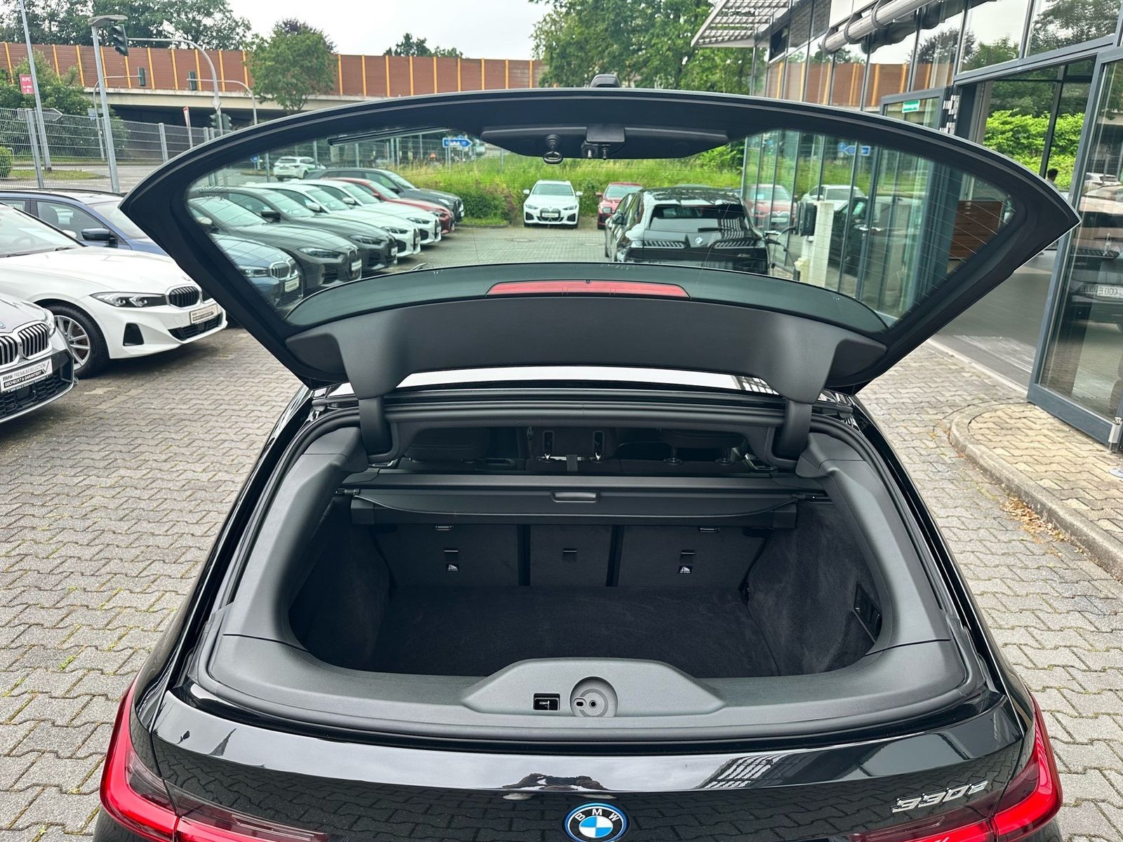 BMW 330e Touring M Sport //Pano H&K Stop&Go AHK