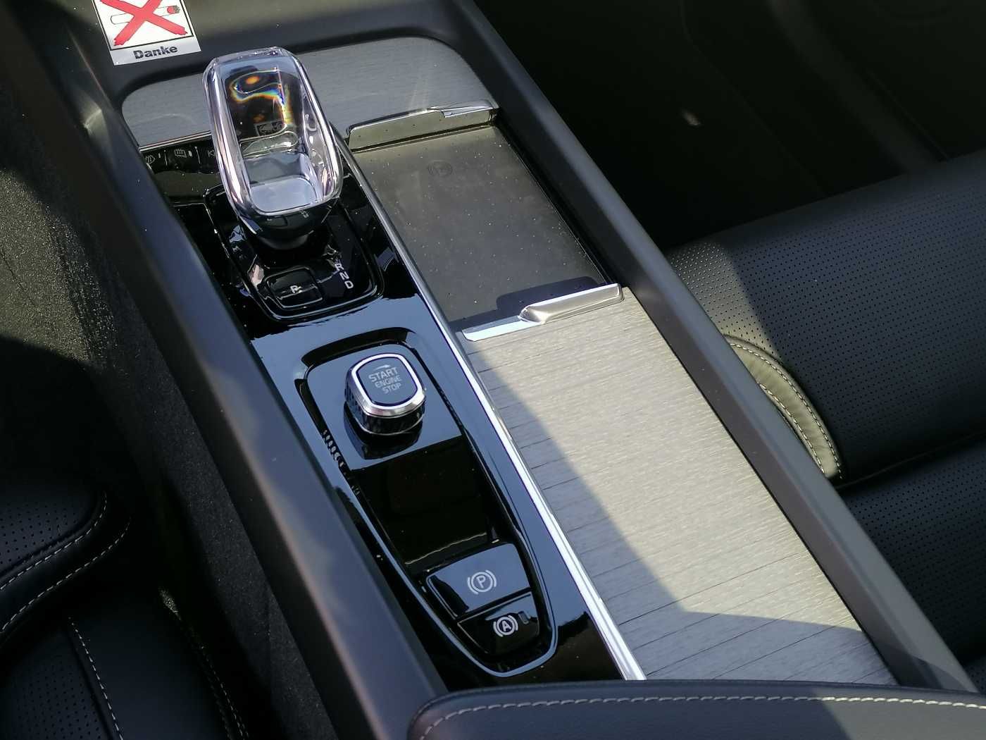 Volvo XC60 B5 B AWD Plus Dark AHK,Pano uvm.