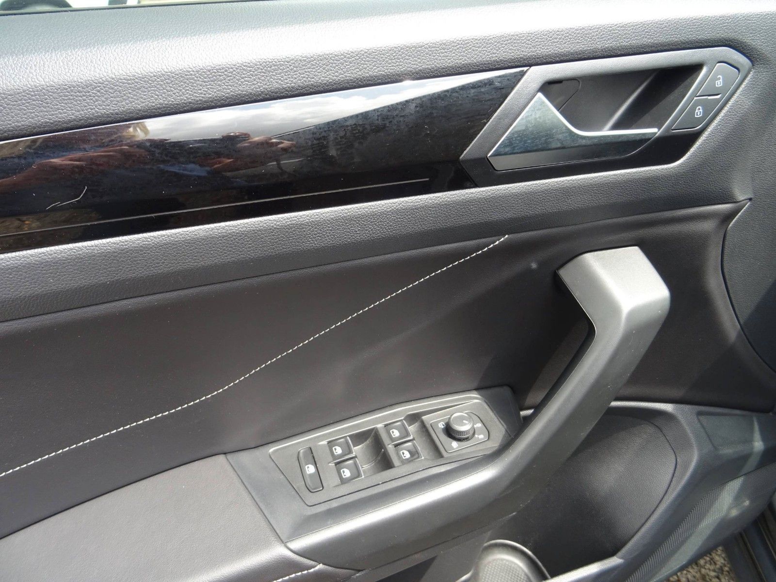 Volkswagen T-Roc R-Line - Samsaru's Car Outlet