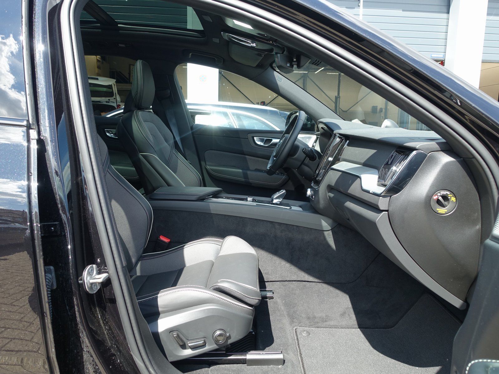 Volvo XC60 Black Edition T8 AWD Plug-in - Samsaru's Car Outlet