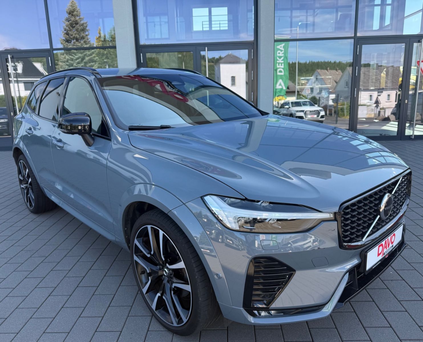 Volvo XC60 R-Design - Samsaru's Car Outlet