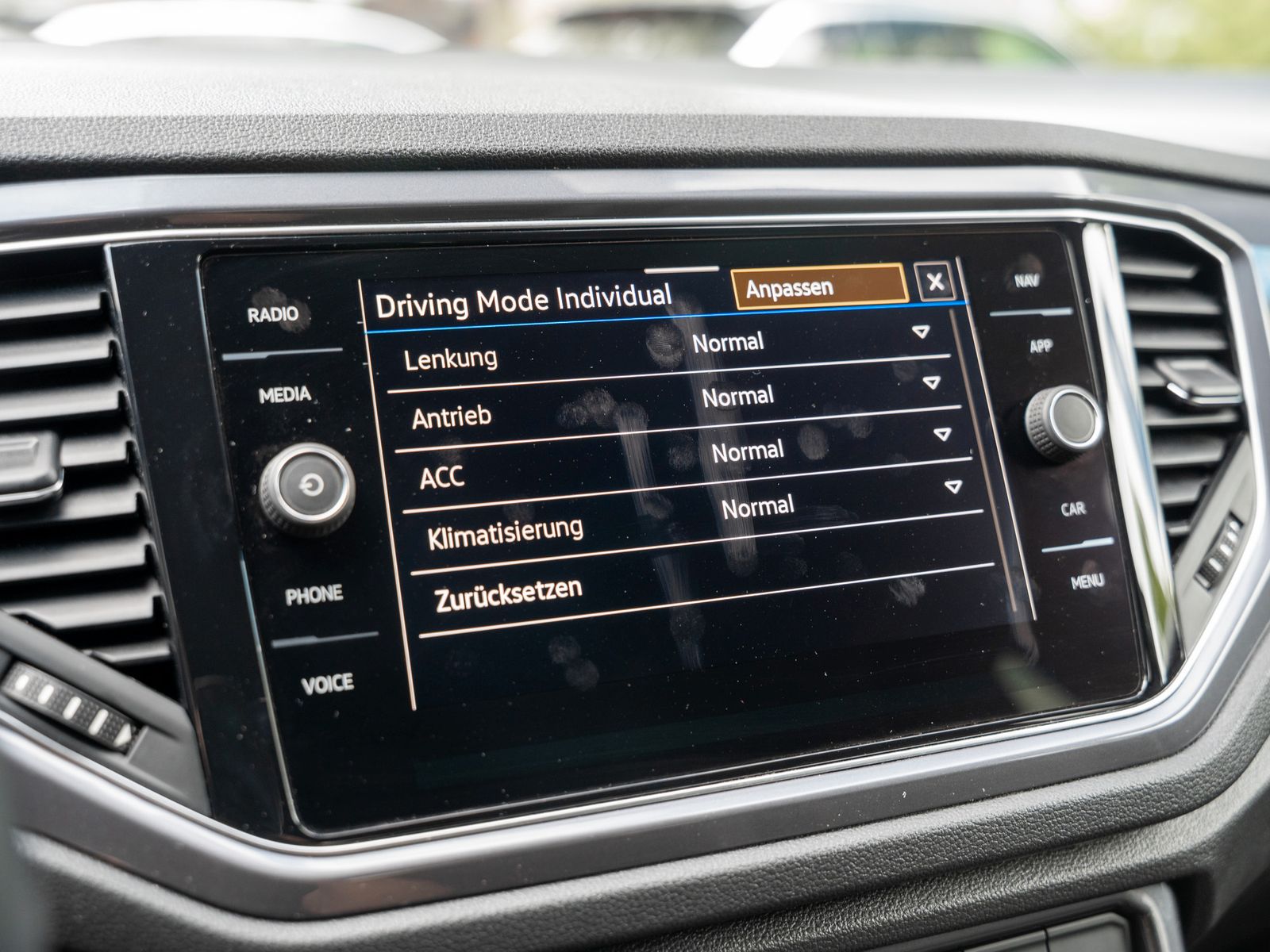Volkswagen T-ROC Sport 1.5 TSI - Samsaru's Car Outlet