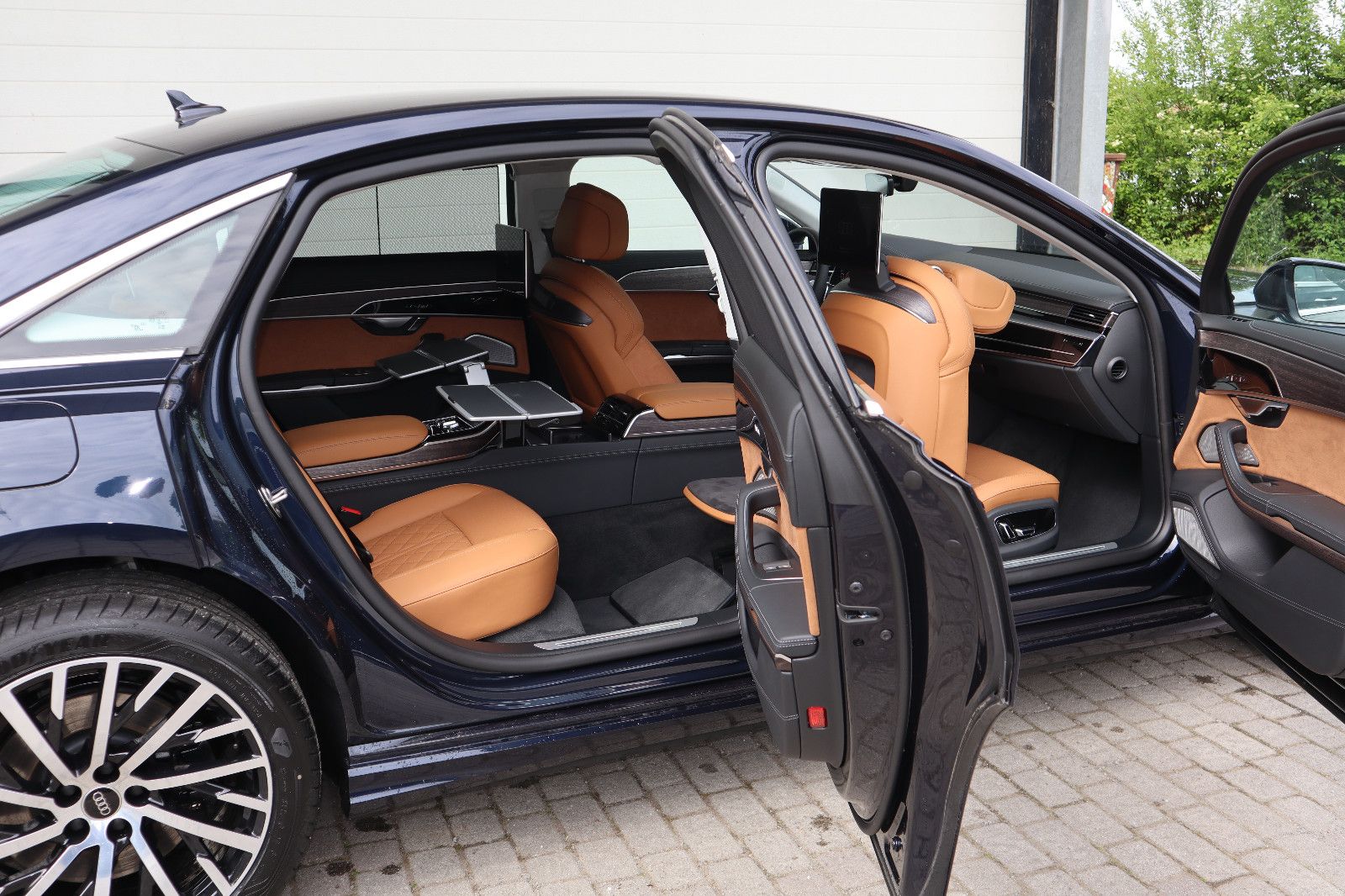 Audi A8L 55 TFSI lang - Samsaru's Car Outlet
