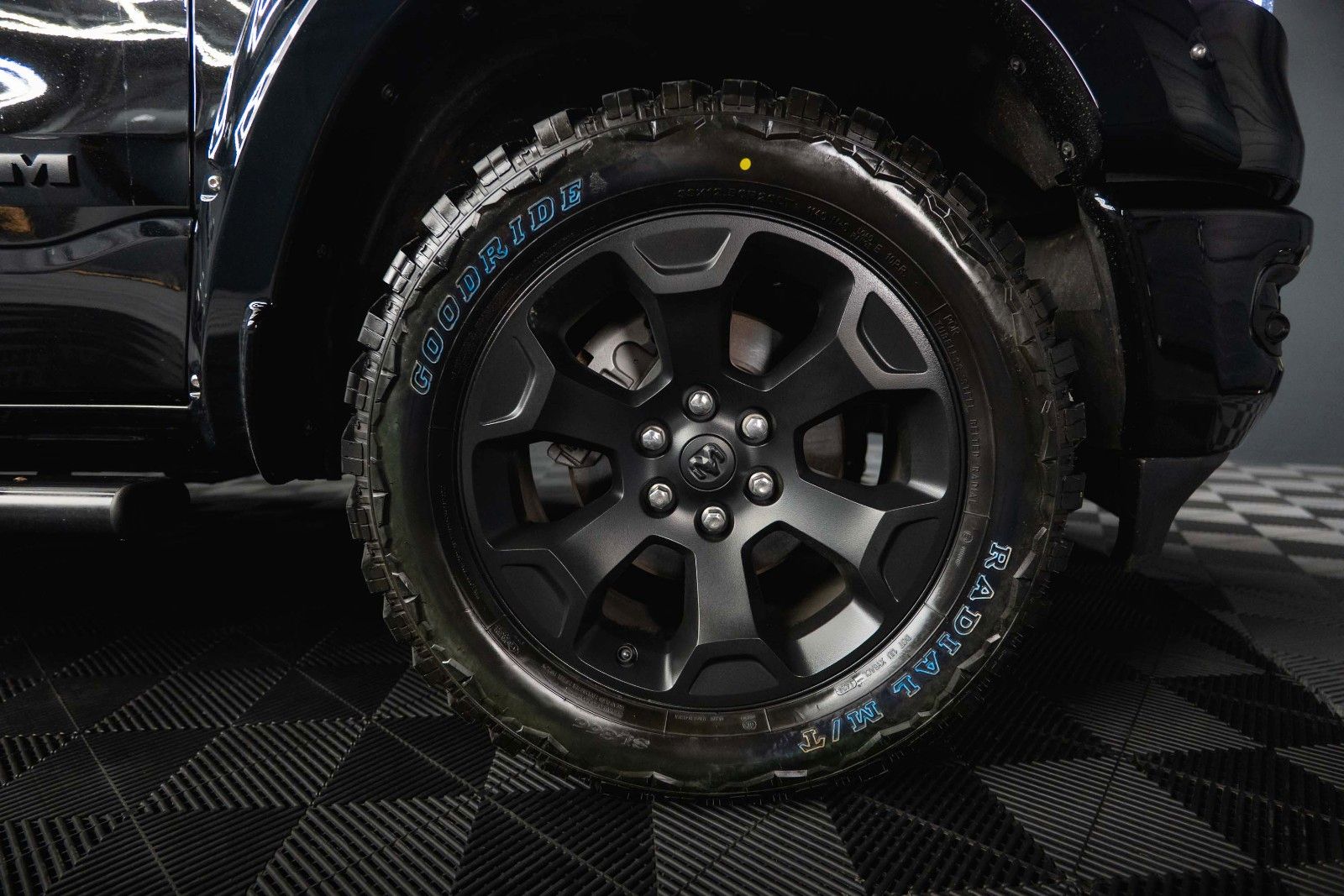 Dodge RAM 5.7 V8 HEMI 4x4 OFFROAD Night-Paket *LED*19%
