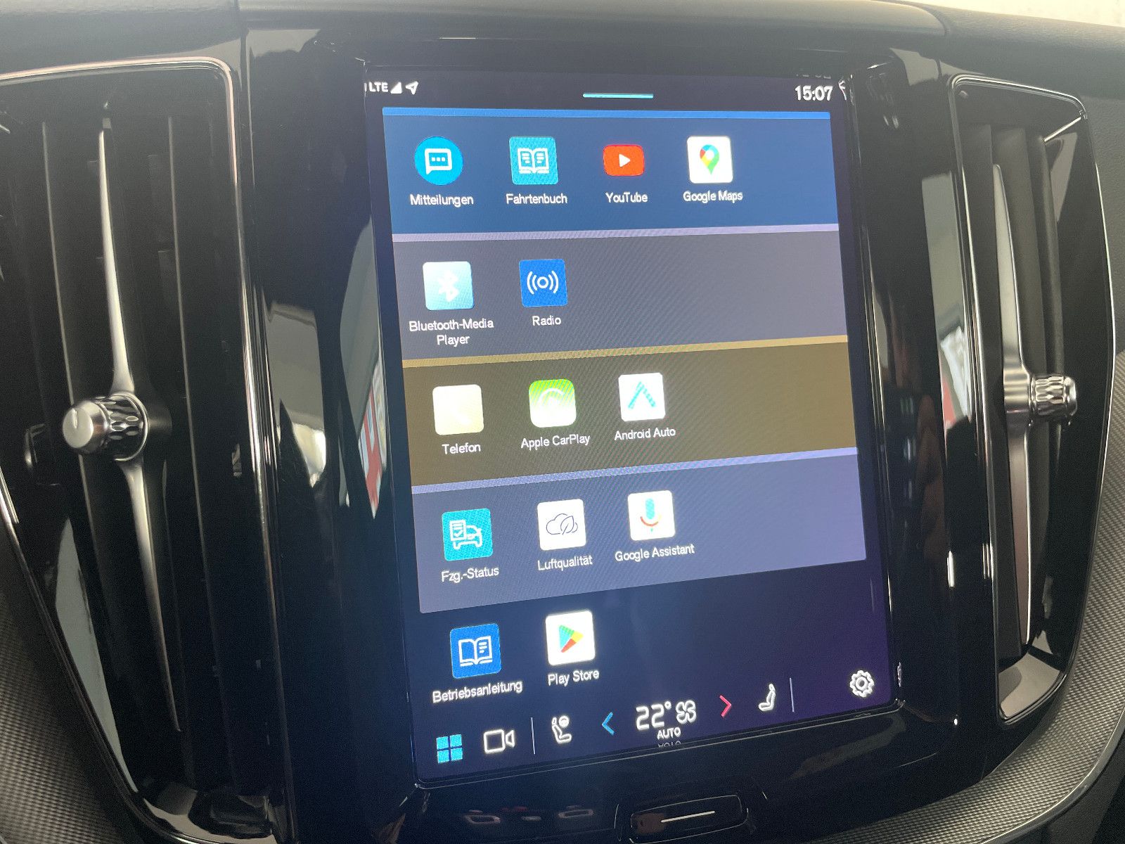 Volvo XC60 Plus Dark AWD*Navi*LED*Leder AHK*