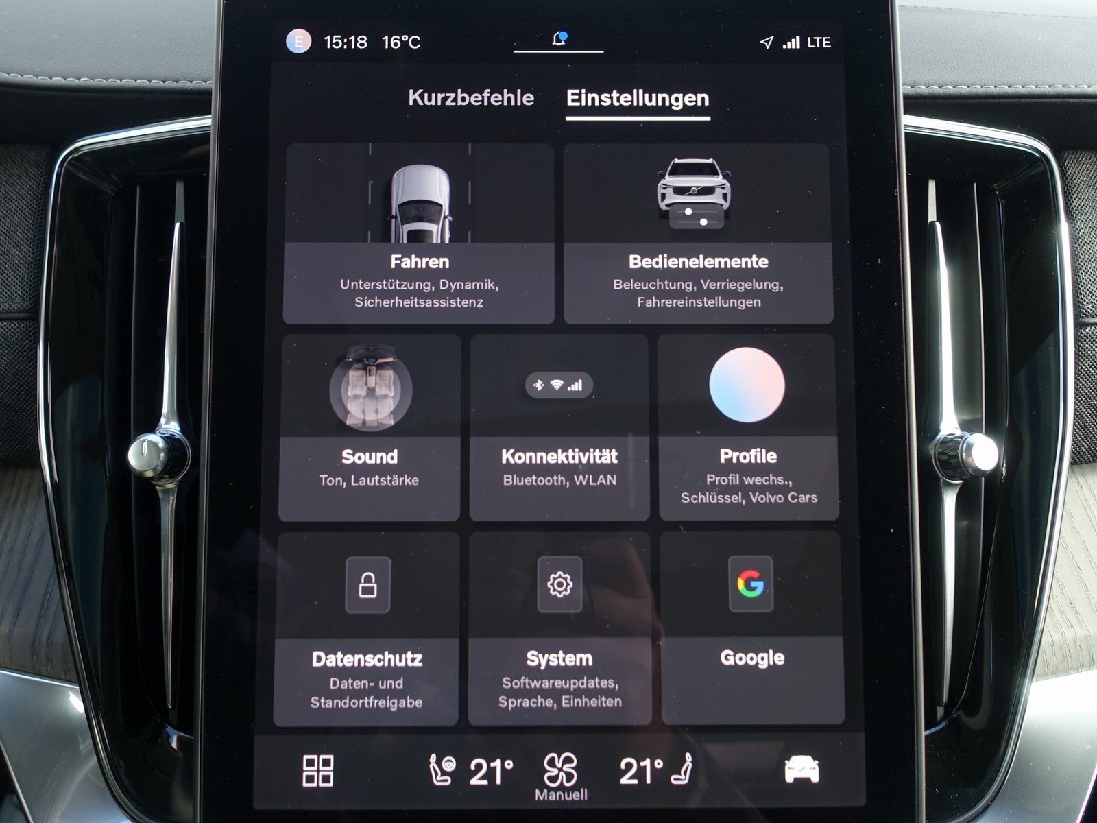 Volvo XC90 Plus Dark T8 AWD Plug-in Hybrid B&W/HUD