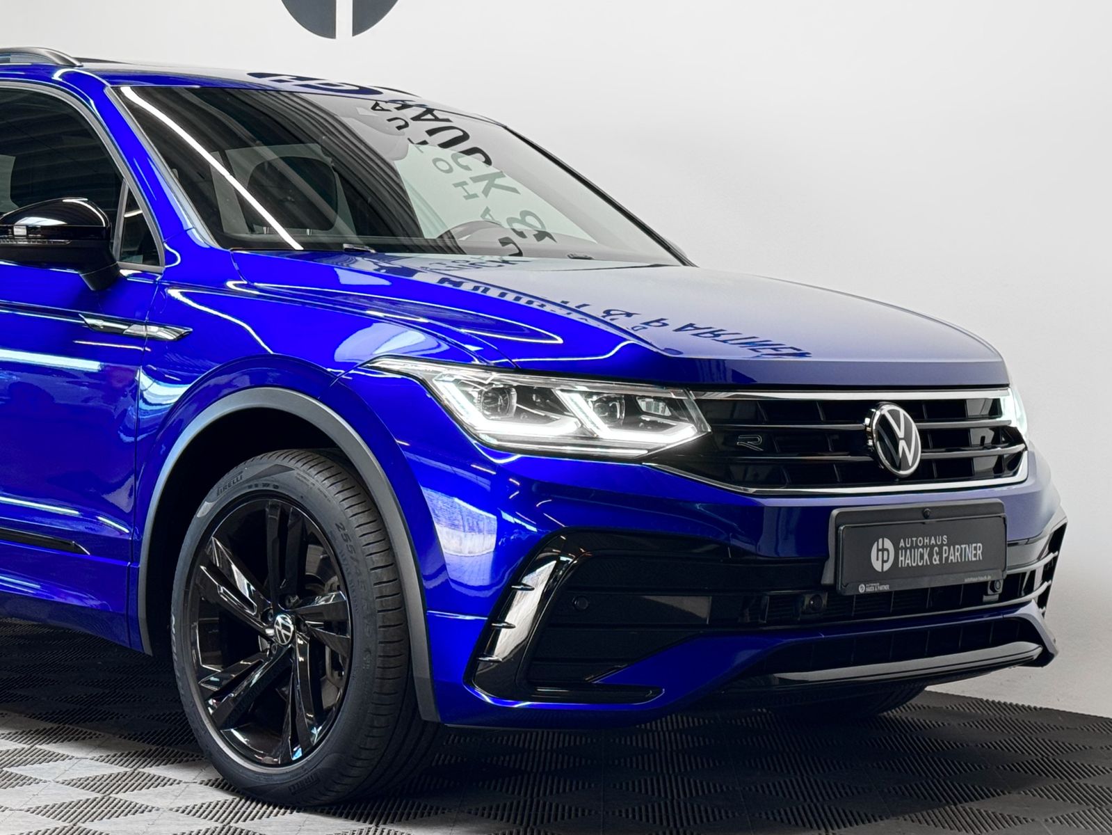 Volkswagen Tiguan R-Line 4M - Samsaru's Car Outlet