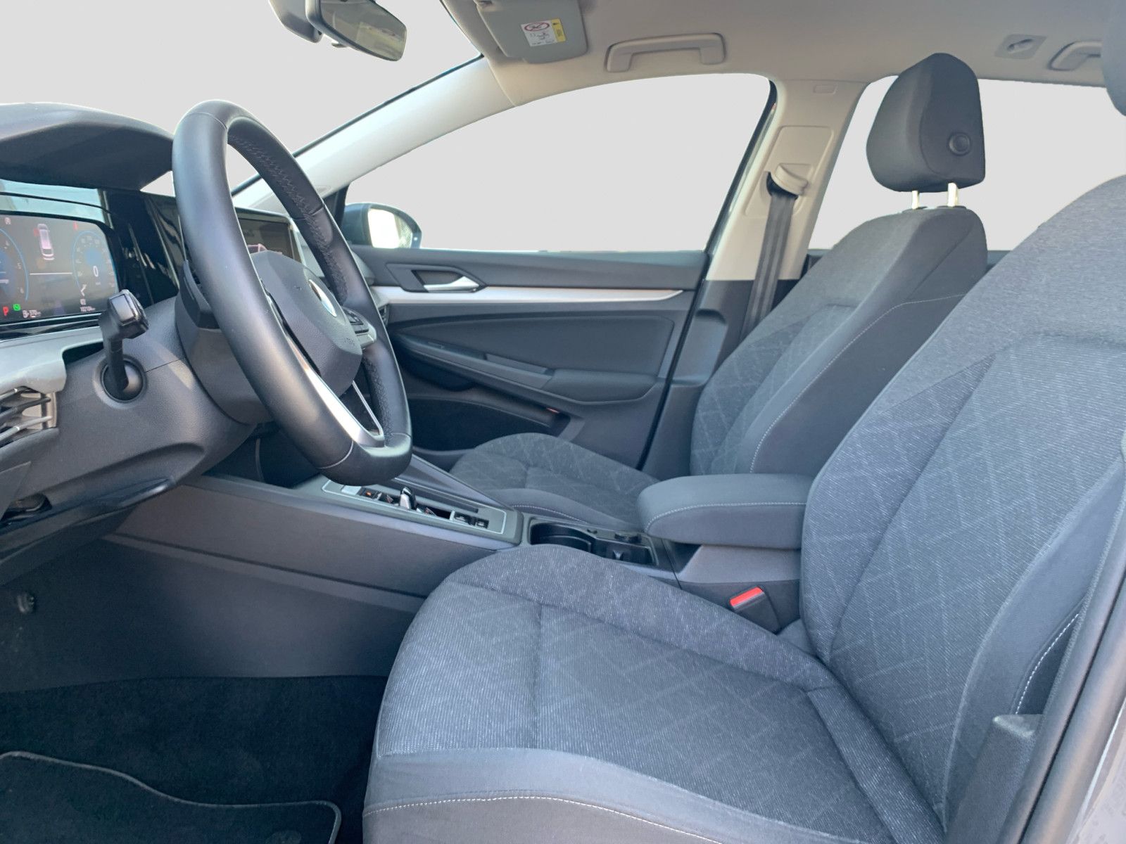 Volkswagen Golf VIII Variant 2.0TDI DSG Life - Samsaru's Car Outlet