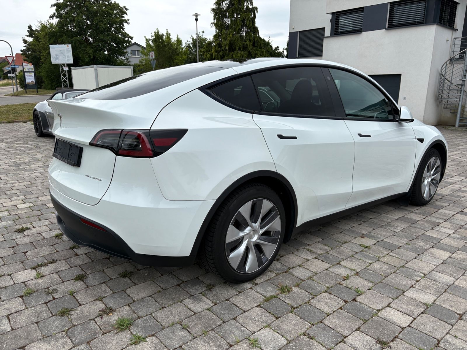 Tesla Model Y Long Range Dual AWD 8 fach Alu
