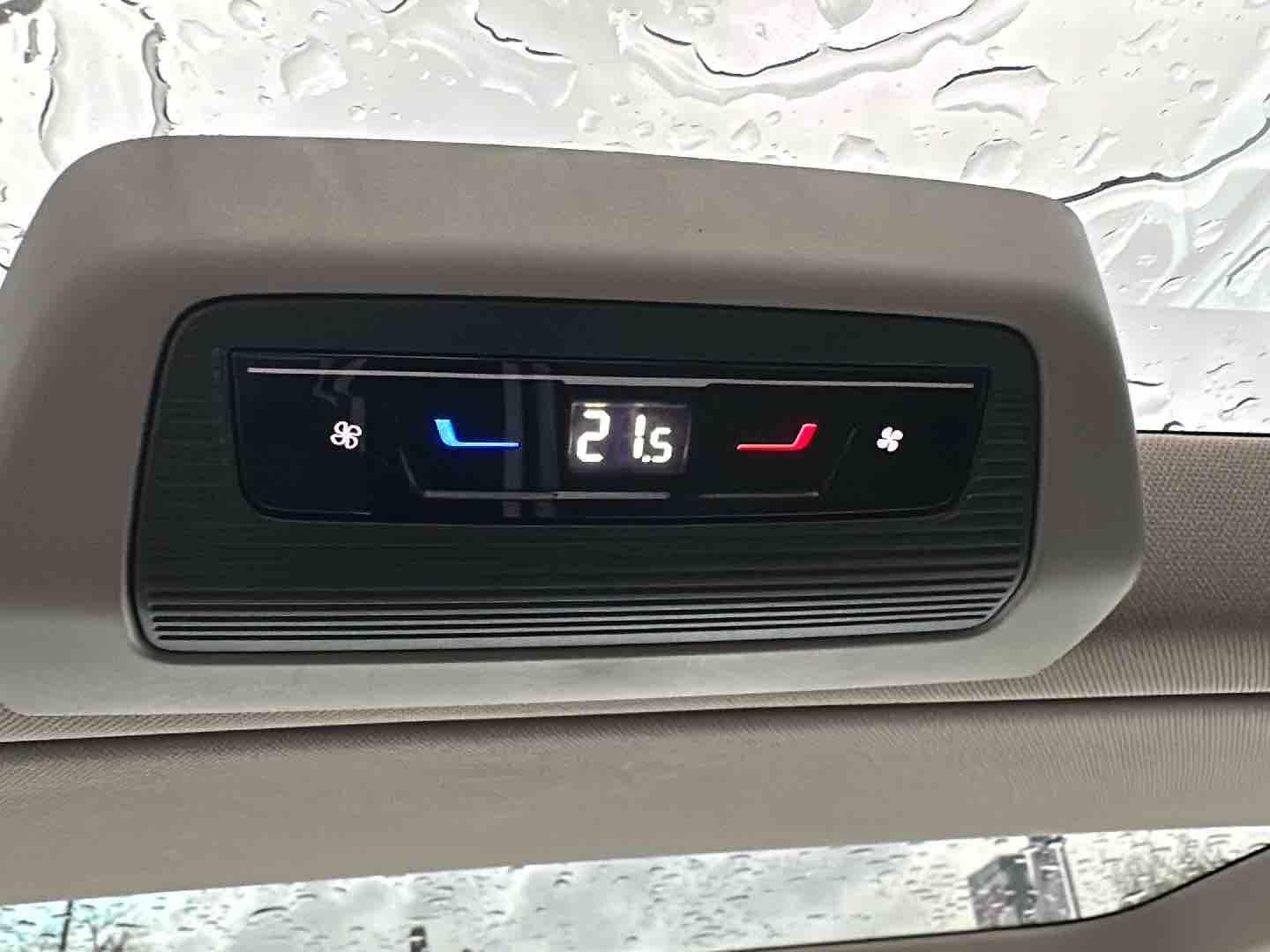 Volkswagen T7 Multivan 2.0 TDI Life - Samsaru's Car Outlet