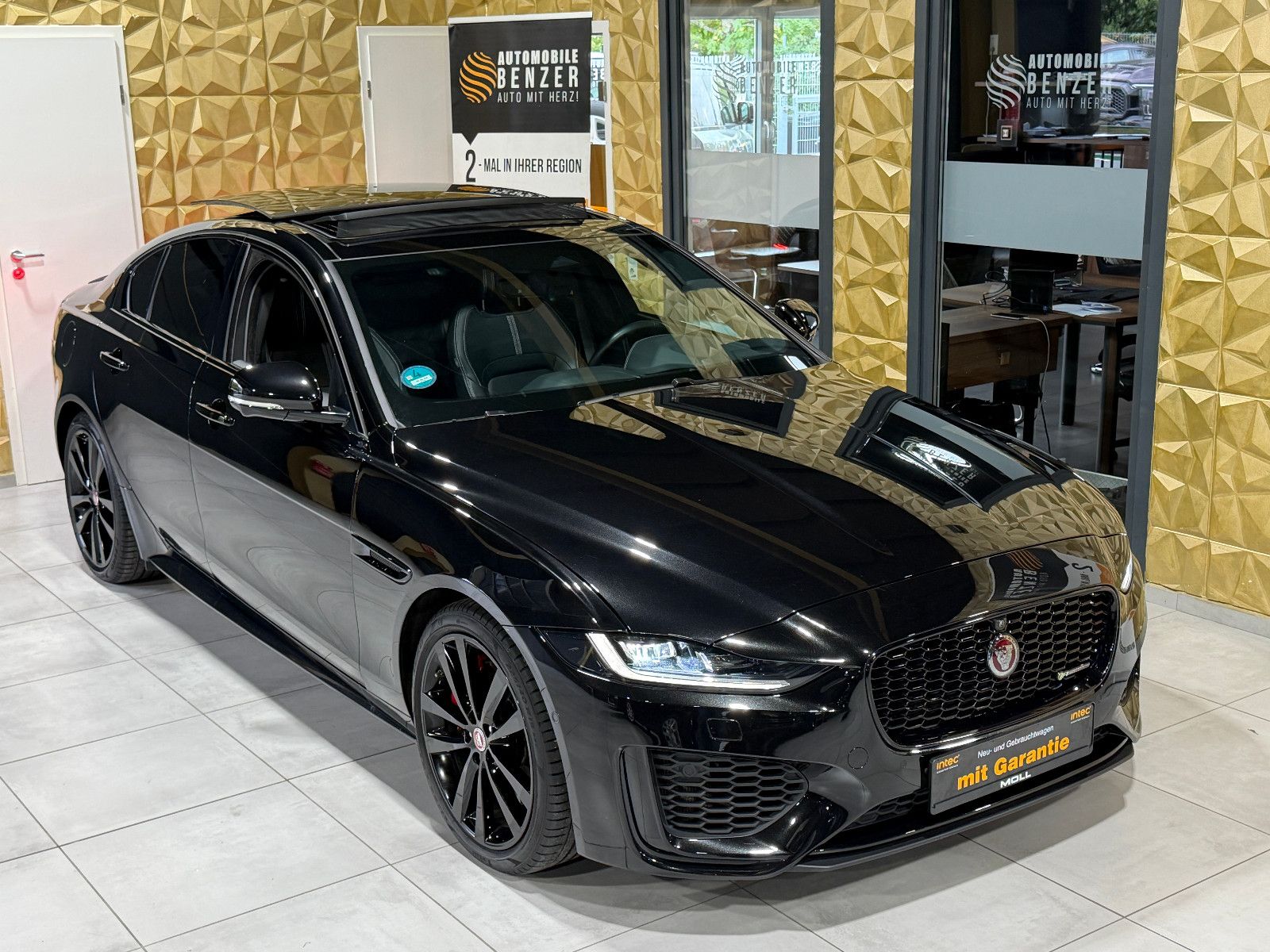 Jaguar XE R-Dynamic Black/PANO/360''KAM/MERIDIAN/LED