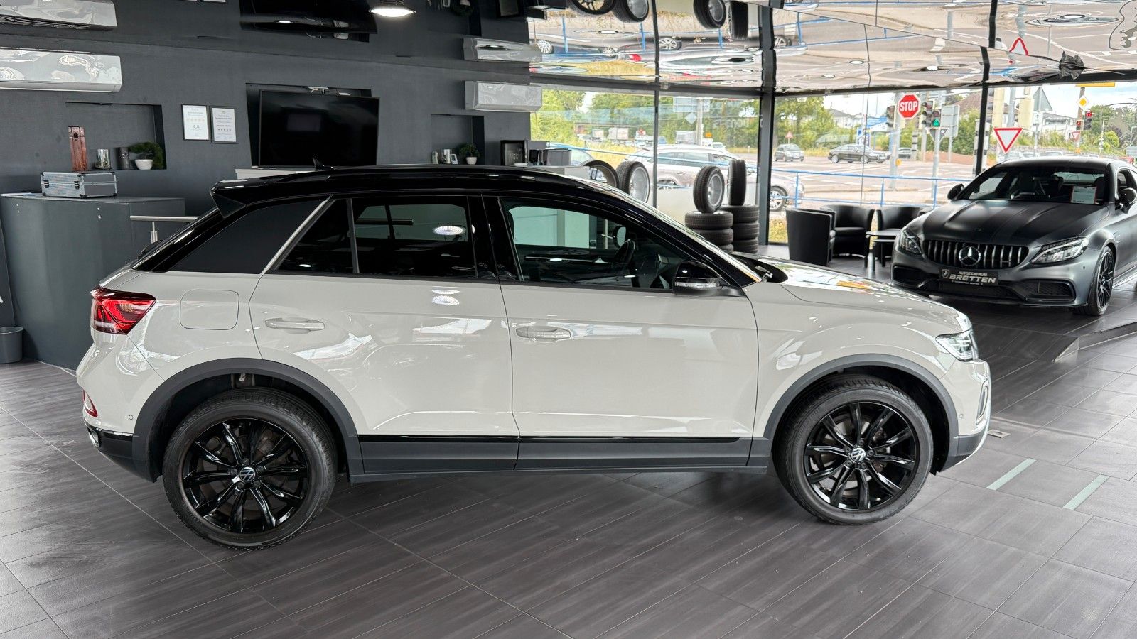 Volkswagen T-Roc 1.5 TSI Black - Samsaru's Car Outlet