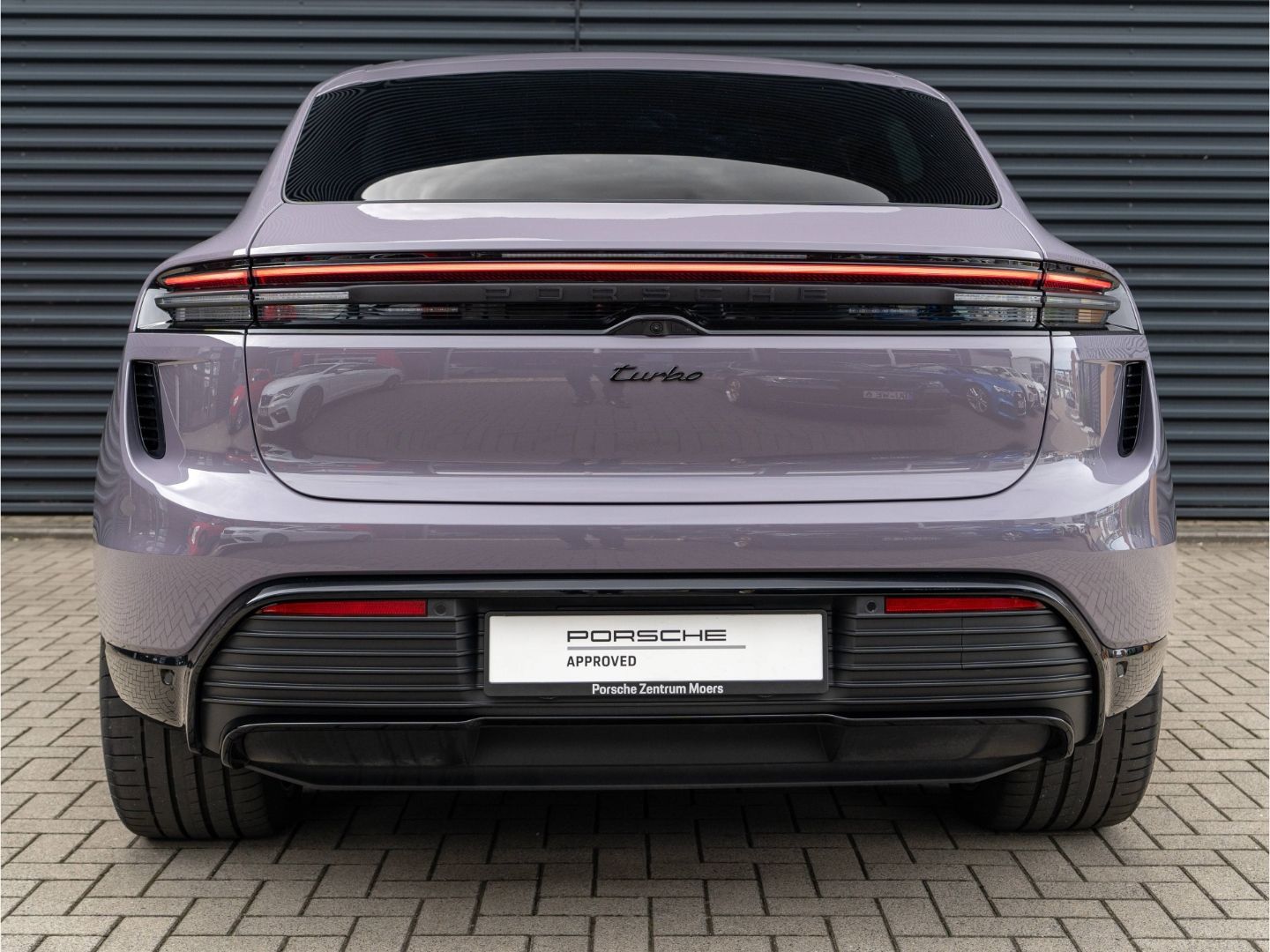 Porsche Macan Electric Turbo Matrix LED Beifahrerdisplay