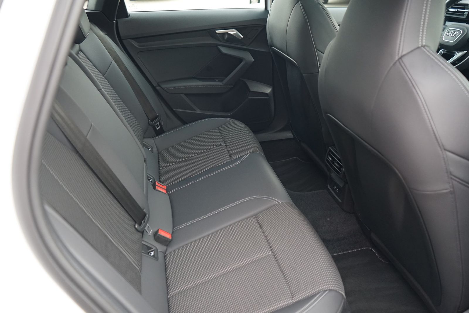 Audi A3 35 TDI Sportback S-Line S-Tronic LED Navi PDC