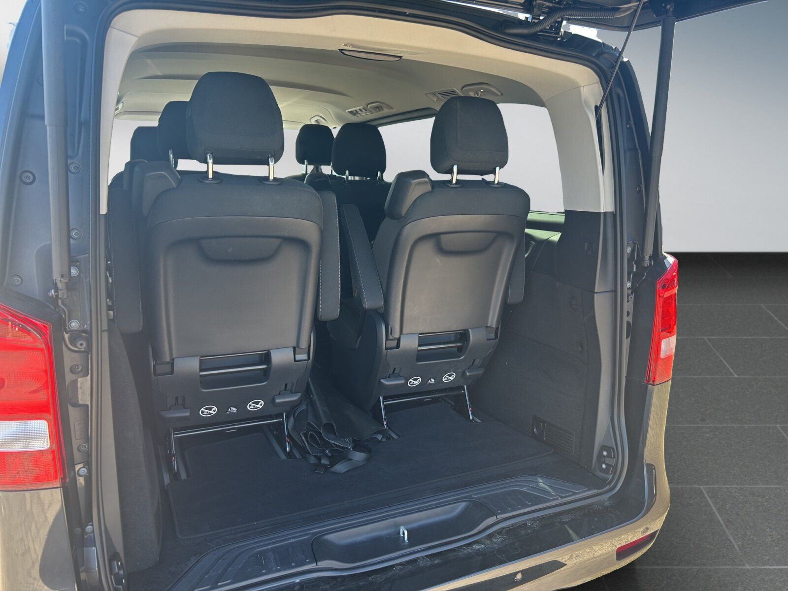 Mercedes-Benz V 220 d EDITION - Samsaru's Car Outlet