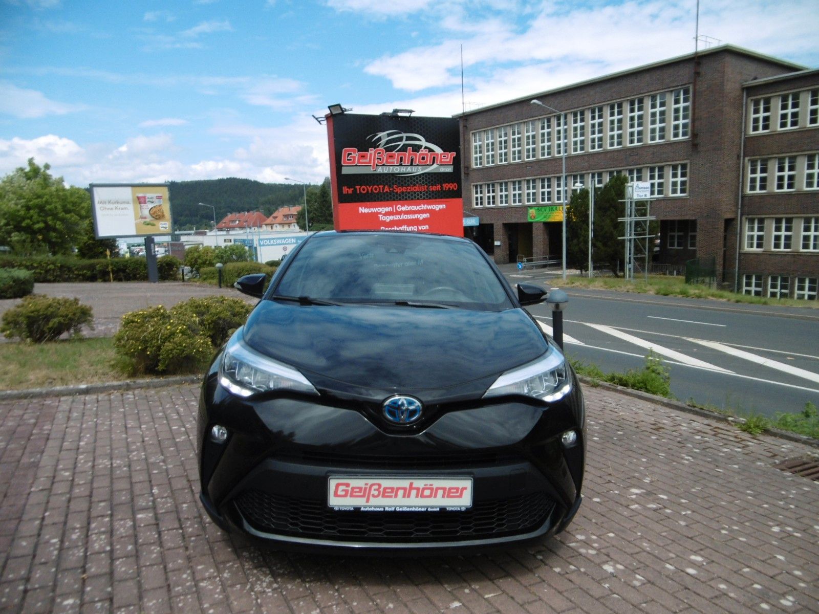 Toyota C-HR Hybrid Team D - Samsaru's Car Outlet