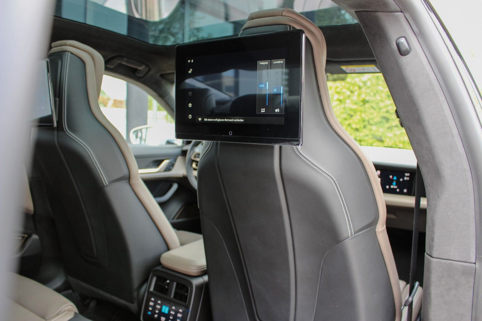 Porsche Taycan Turbo S / ENTERTAINMENT / BEIFAHRER DISP.