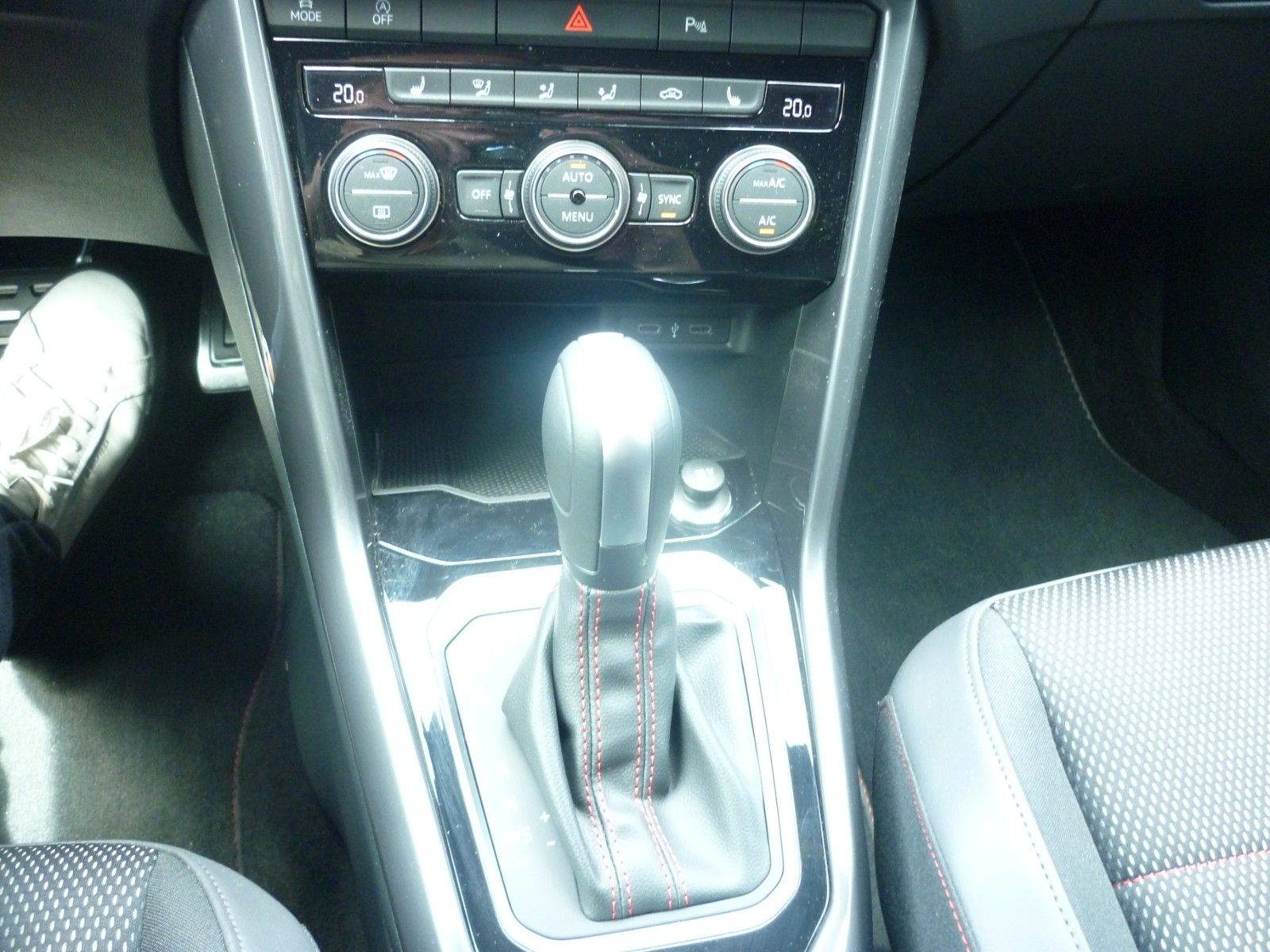Volkswagen T-Roc 1.5 TSI Sport - Samsaru's Car Outlet