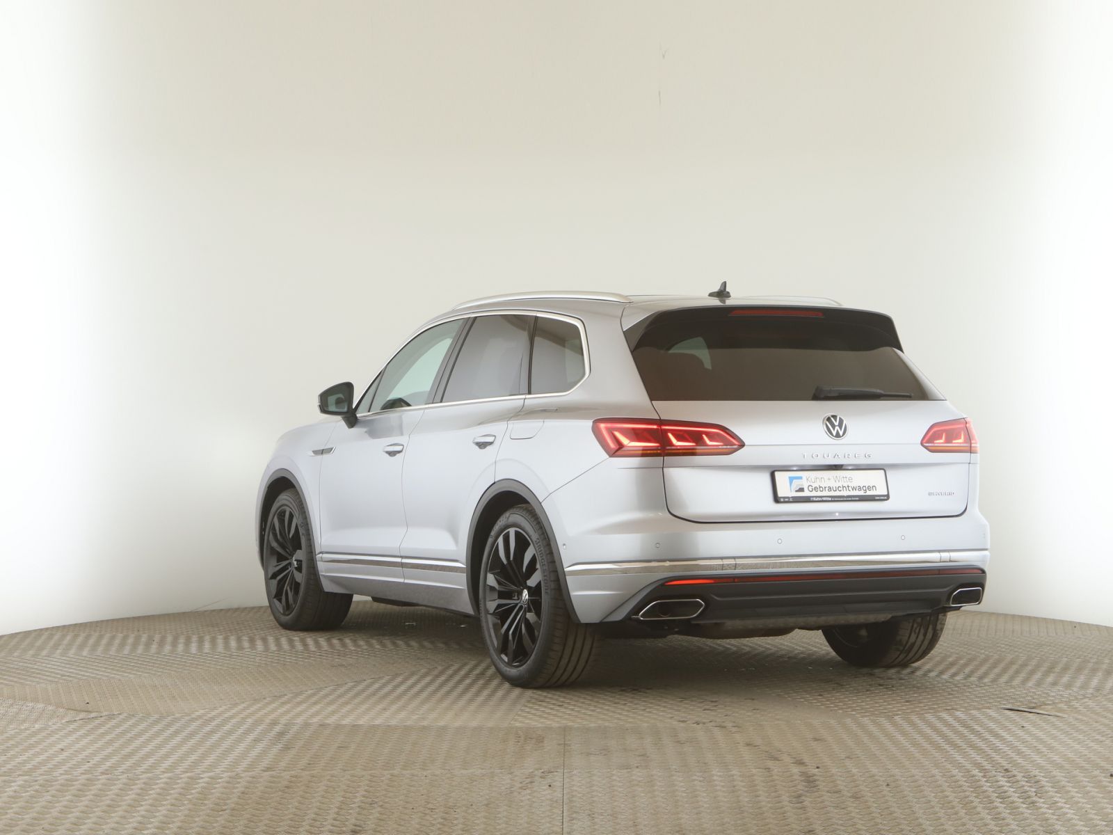 Volkswagen Touareg 3.0 TSIe Elegance 4M - Samsaru's Car Outlet
