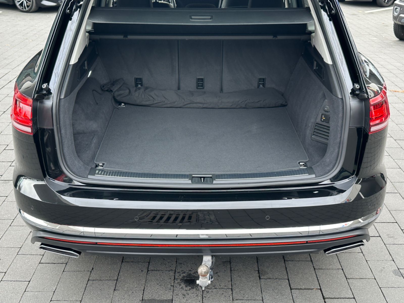 Volkswagen Touareg 3.0 TDI 4M Elegance - Samsaru's Car Outlet