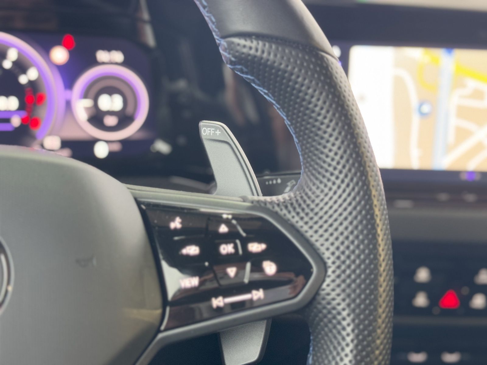 Volkswagen Golf VIII R 2.0 TSI DSG - Samsaru's Car Outlet