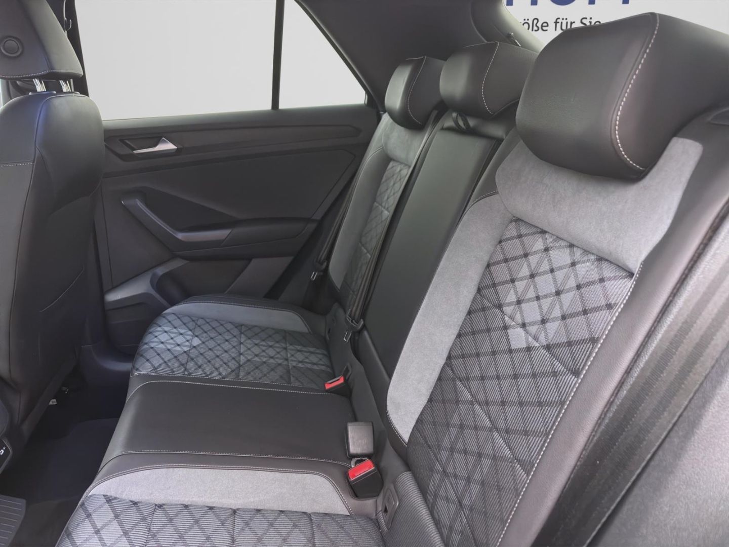 Volkswagen T-Roc 1.5 TSI DSG R-LINE - Samsaru's Car Outlet