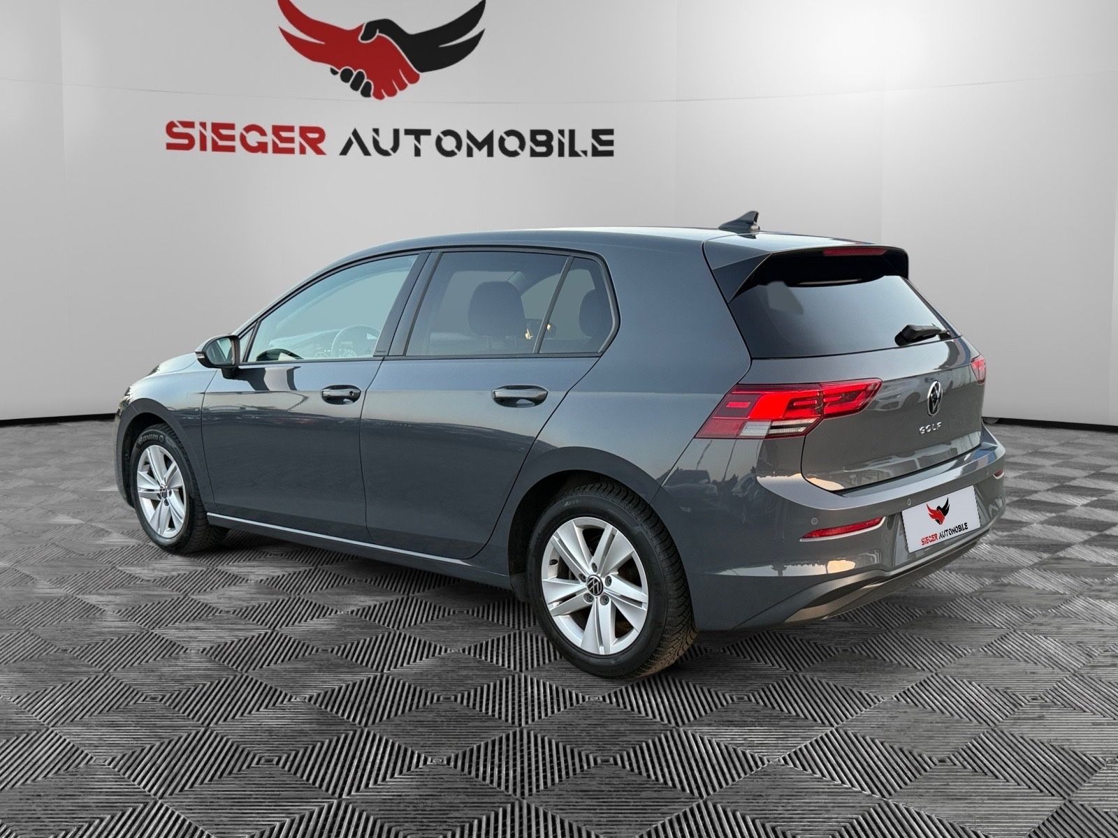 Volkswagen Golf VIII 2.0 TDI DSG LIM. LIFE - Samsaru's Car Outlet
