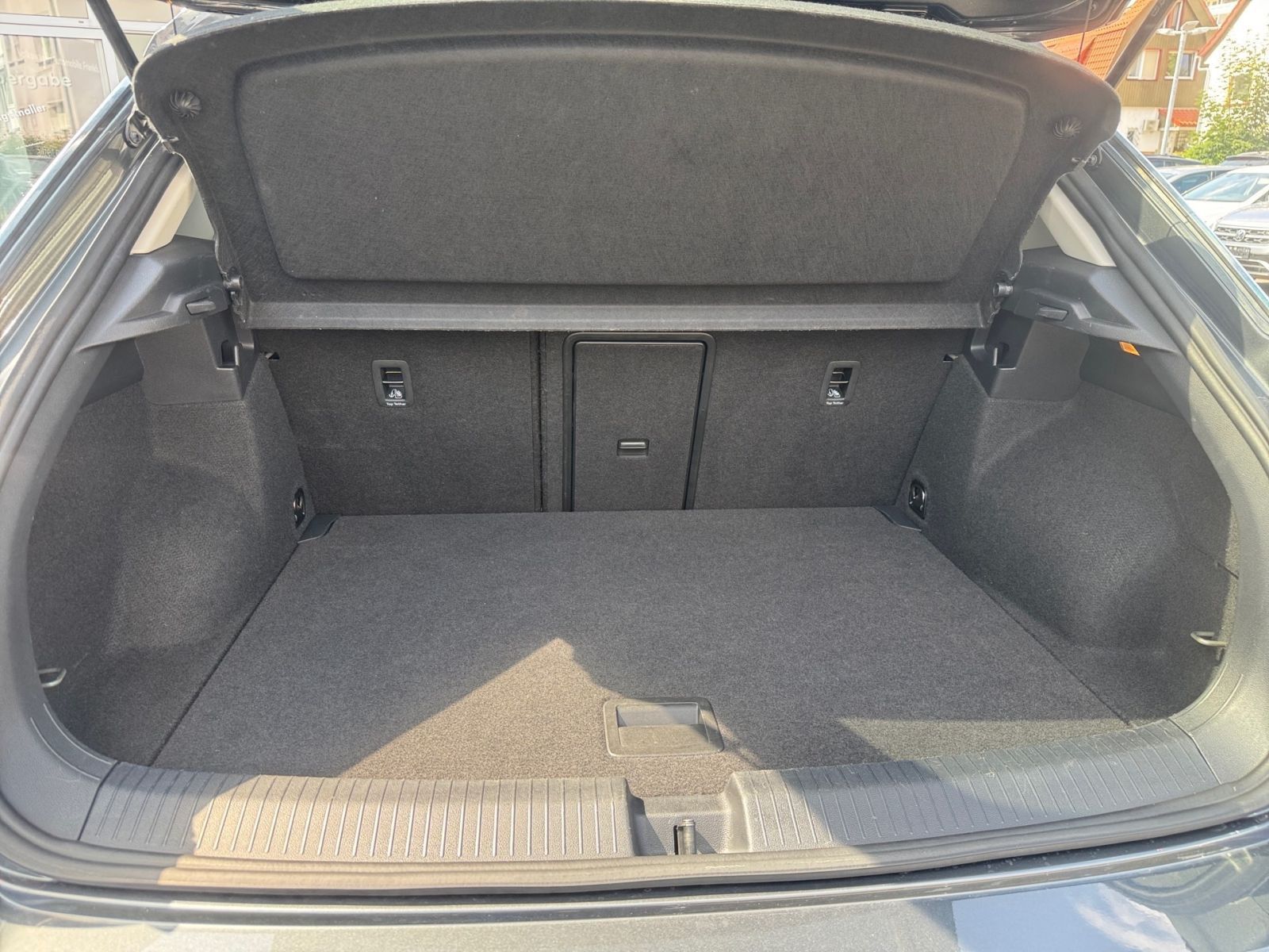 Volkswagen T-Roc 2.0 TDI DSG Style - Samsaru's Car Outlet