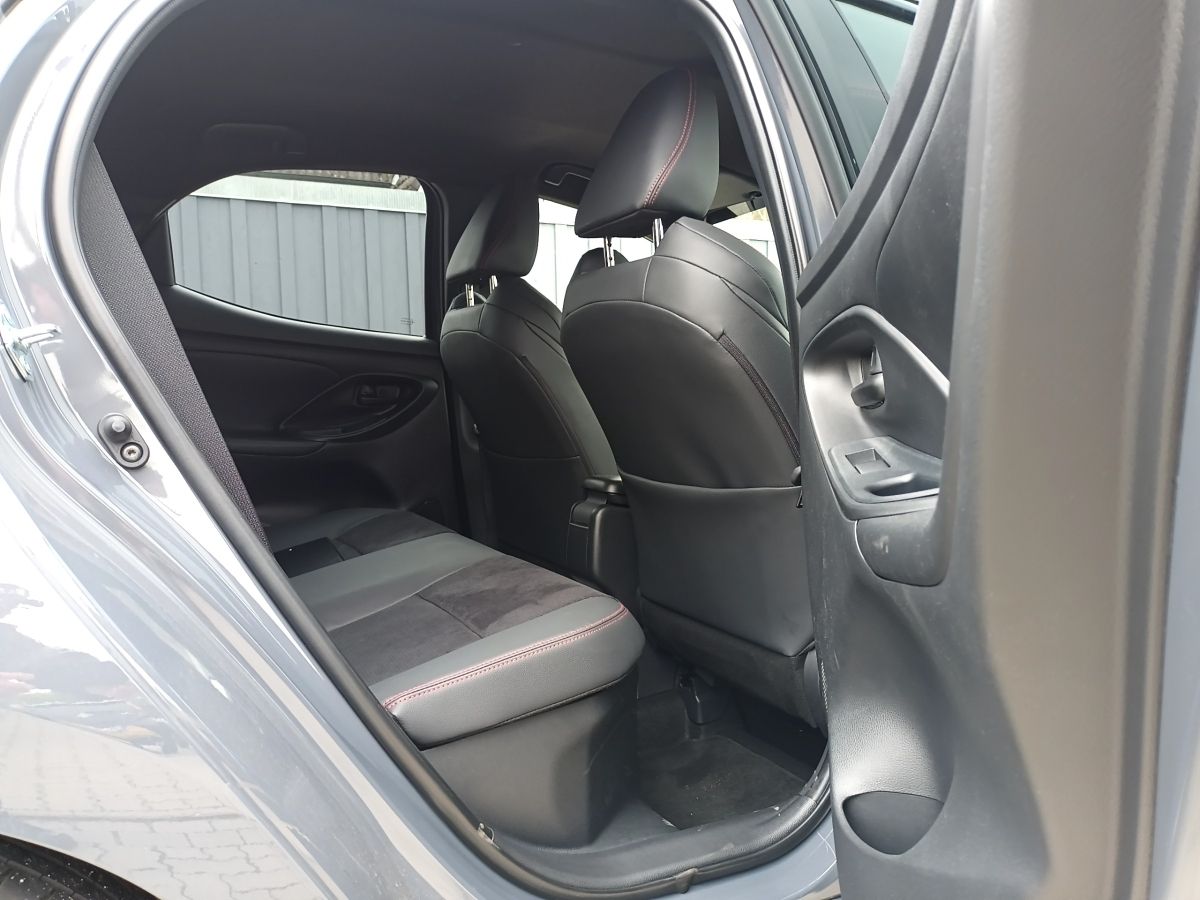 Toyota Yaris 1.5 Hybrid GR SPORT*CARPLAY+LED+KLIMA+PDC+