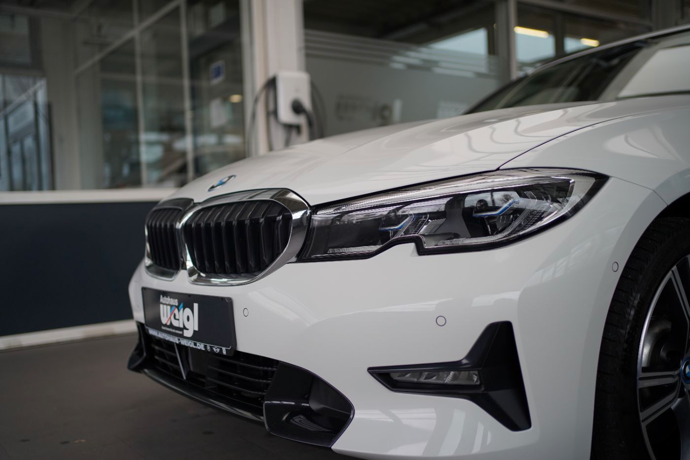 BMW 330e xDri Sport Line +HeadUp+Laserlicht+Komfortz